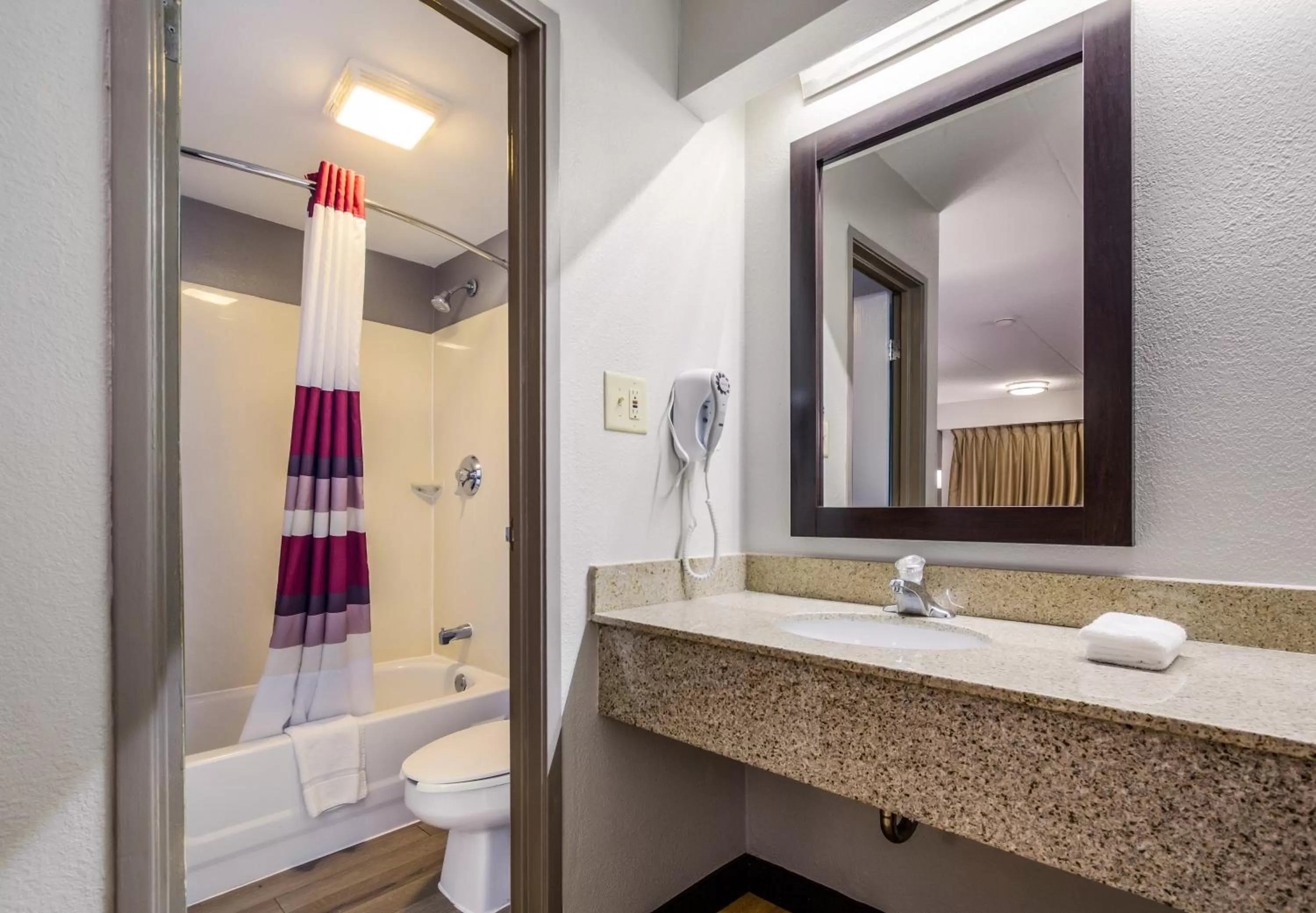 Bathroom in Red Roof Inn Lexington