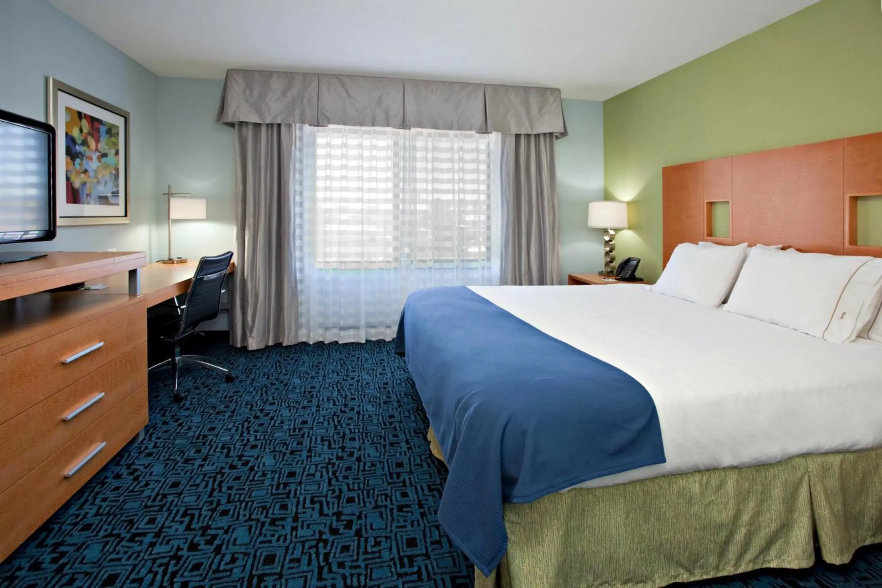 Standard King Room with Sofa Bed and Walk In Shower in Holiday Inn Express Hotel & Suites Rock Springs Green River by IHG Standard King Room with Sofa Bed and Walk In Shower in Holiday Inn Express Hotel & Suites Rock Springs Green River by IHG