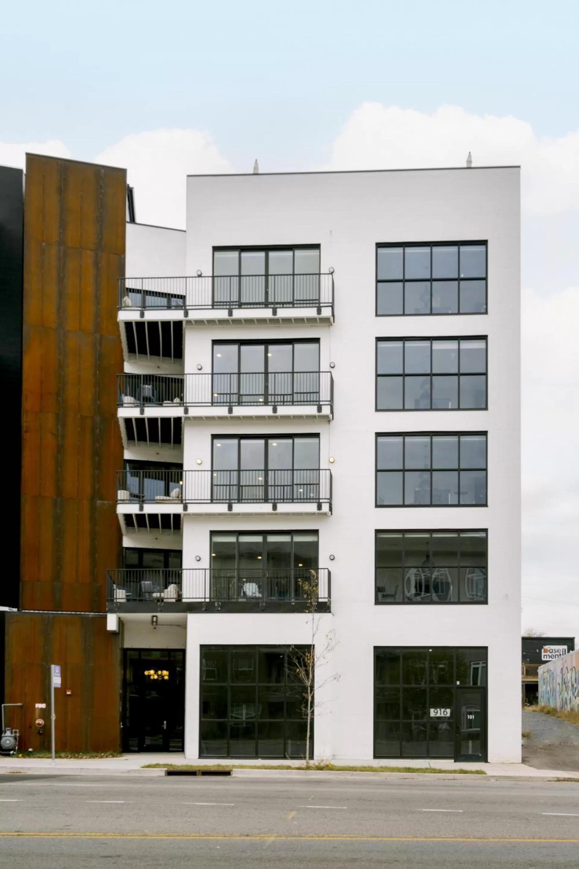 Property Building in Sonder The Lookout