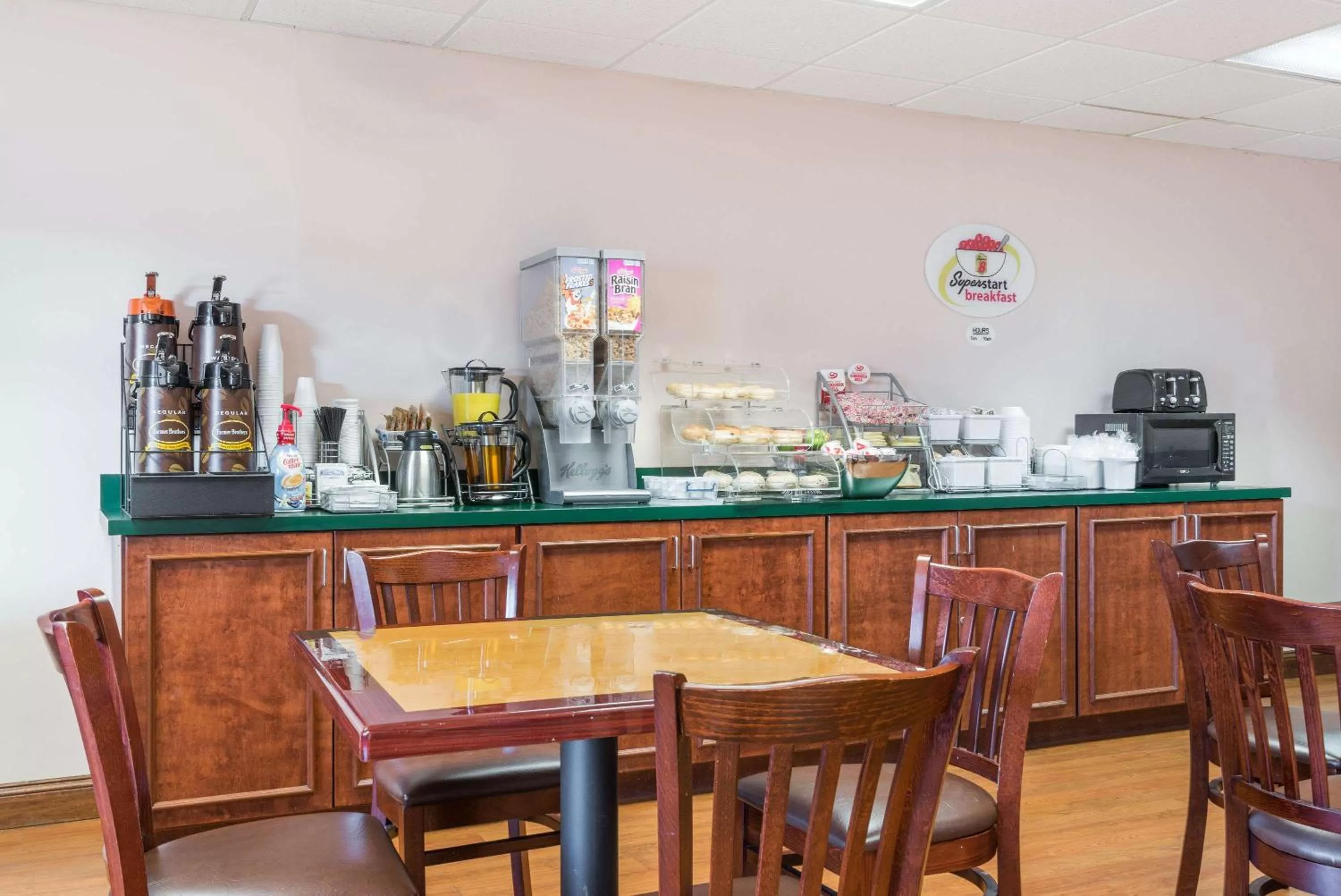 Restaurant/places to eat in Super 8 by Wyndham Grayson