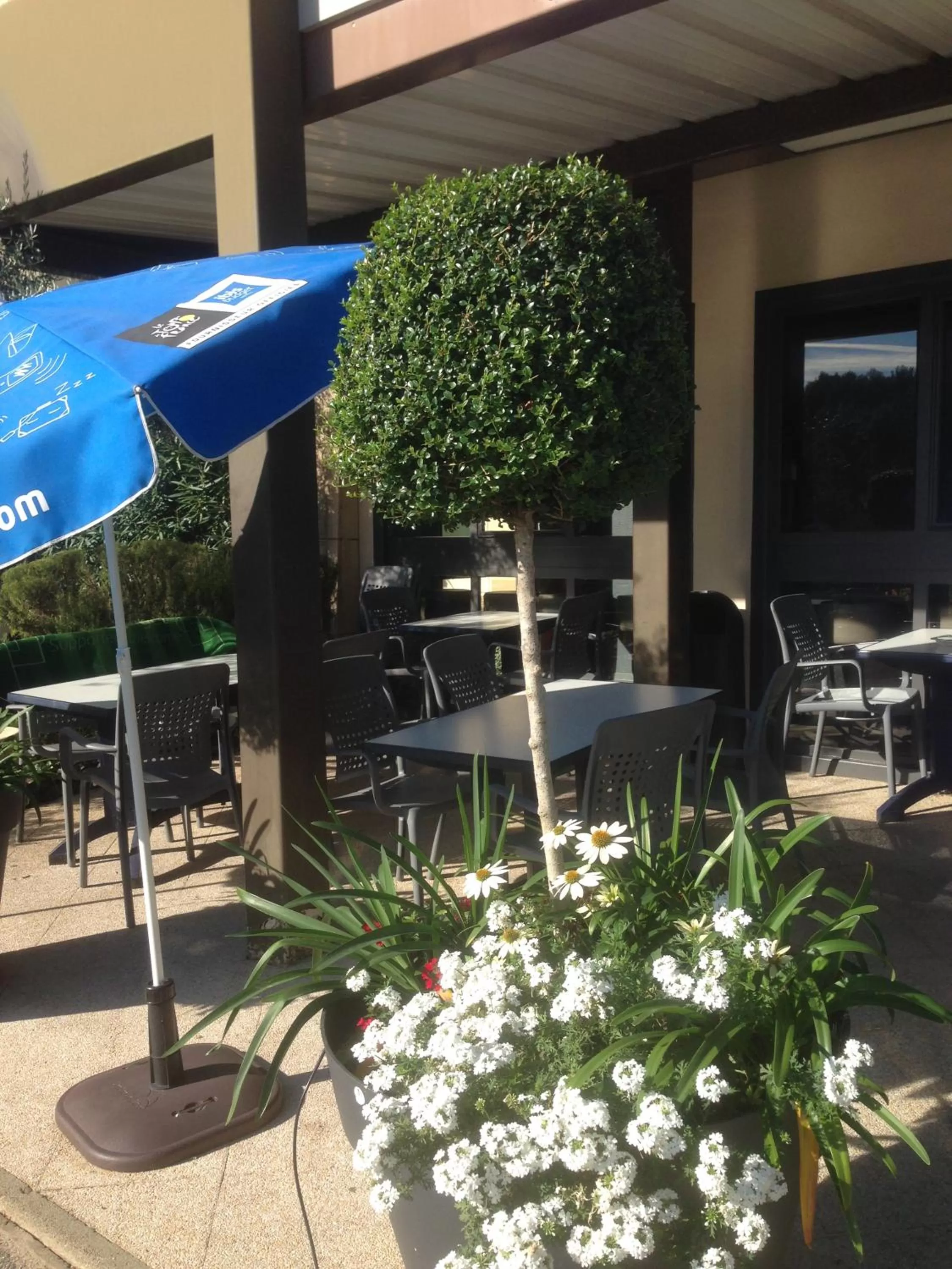 Balcony/Terrace, Restaurant/Places to Eat in IBIS Budget Aix en Provence Est Le Canet