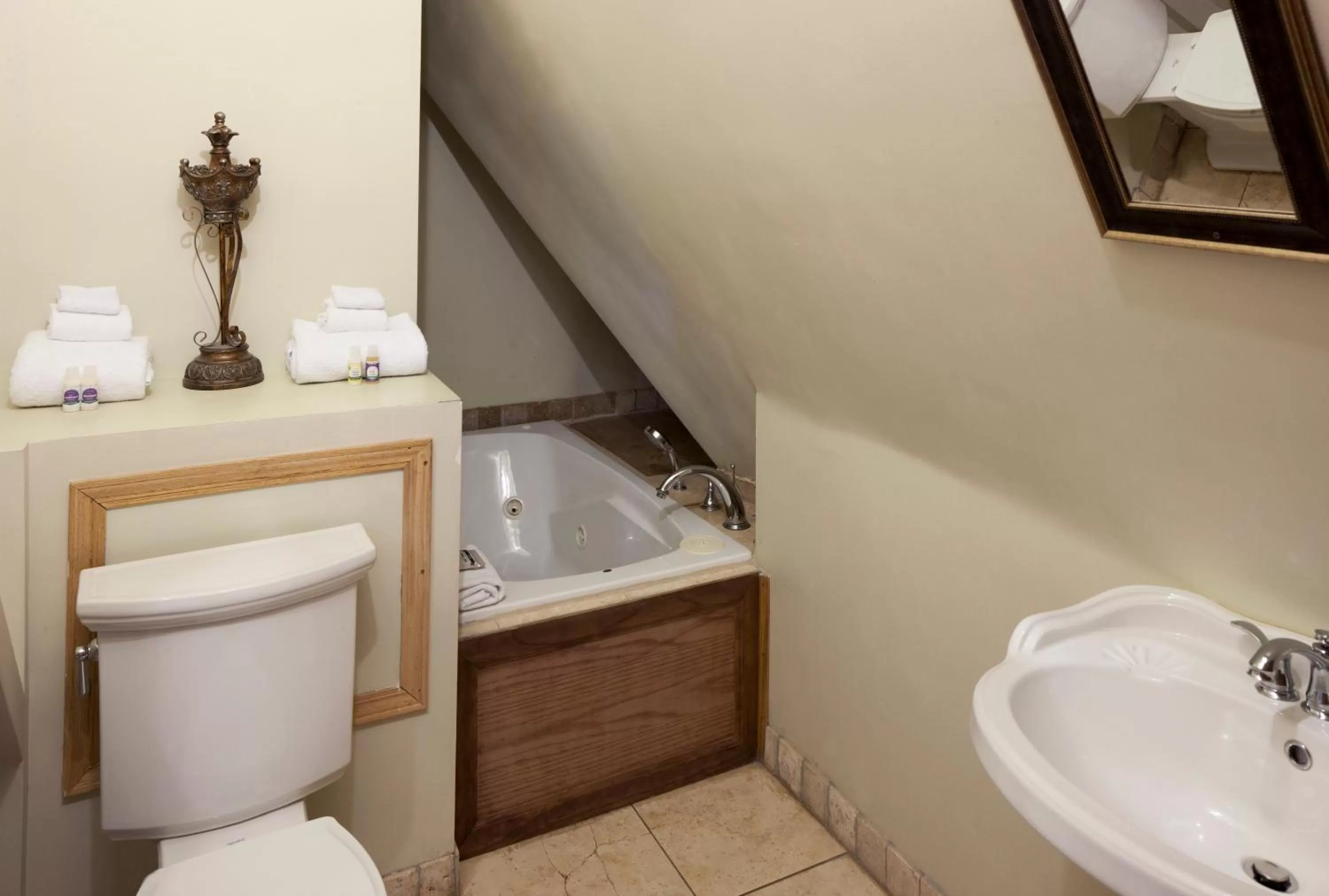 Double Room with Spa Bath and Balcony in Henderson Castle Inn