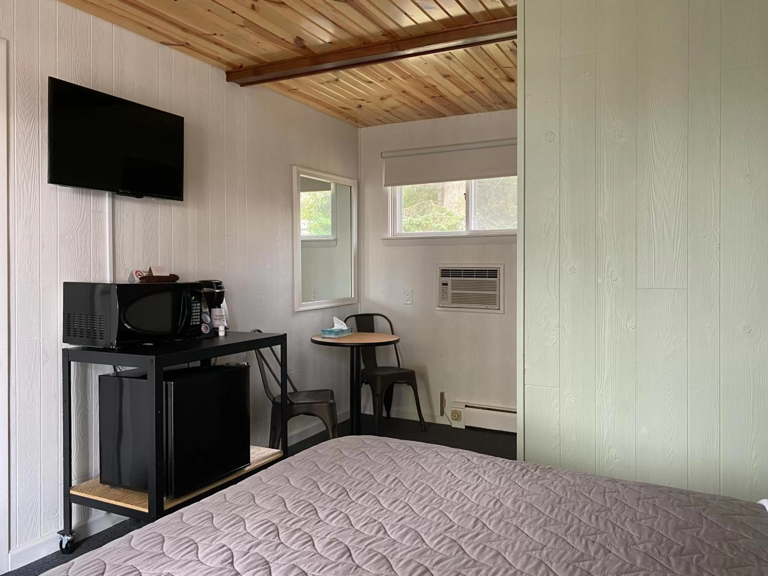 Coffee/tea facilities, Bed in The River Hills Motel - Algoma, WI - Near Door County