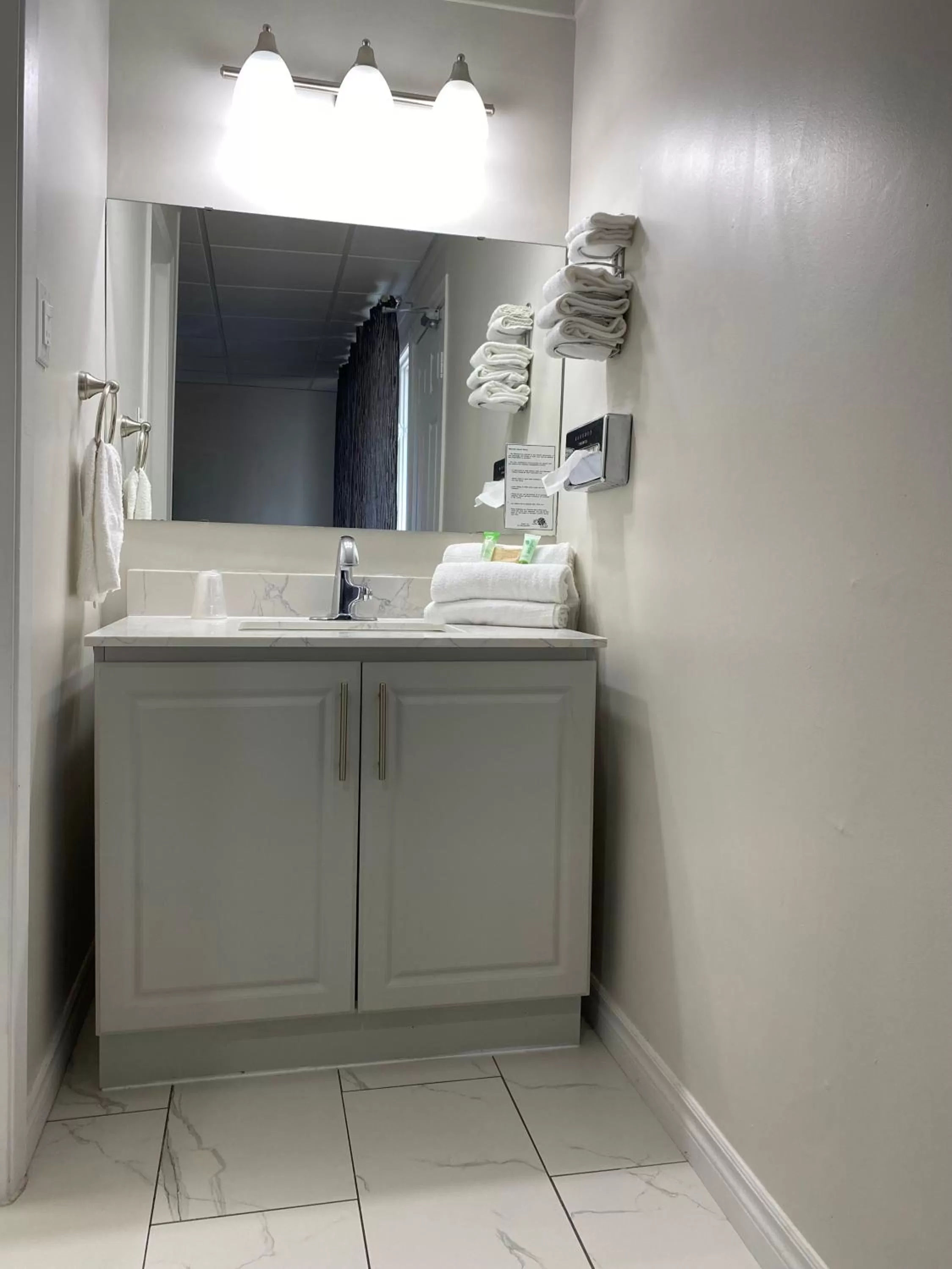 Bathroom in Apollo Motel