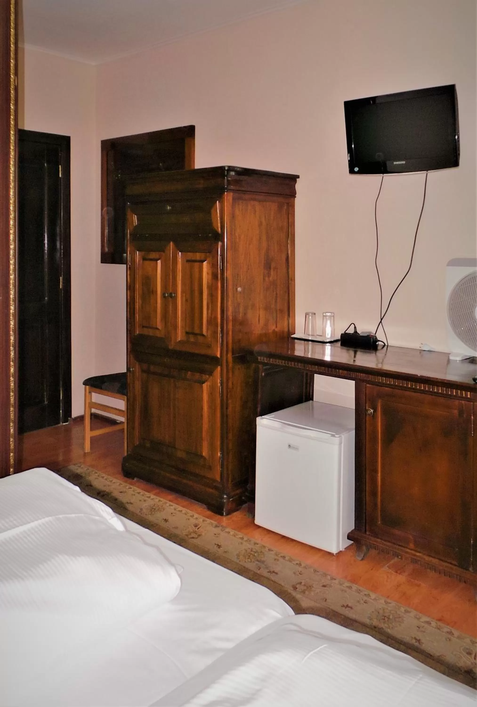 TV and multimedia, TV/Entertainment Center in Hotel Sonne