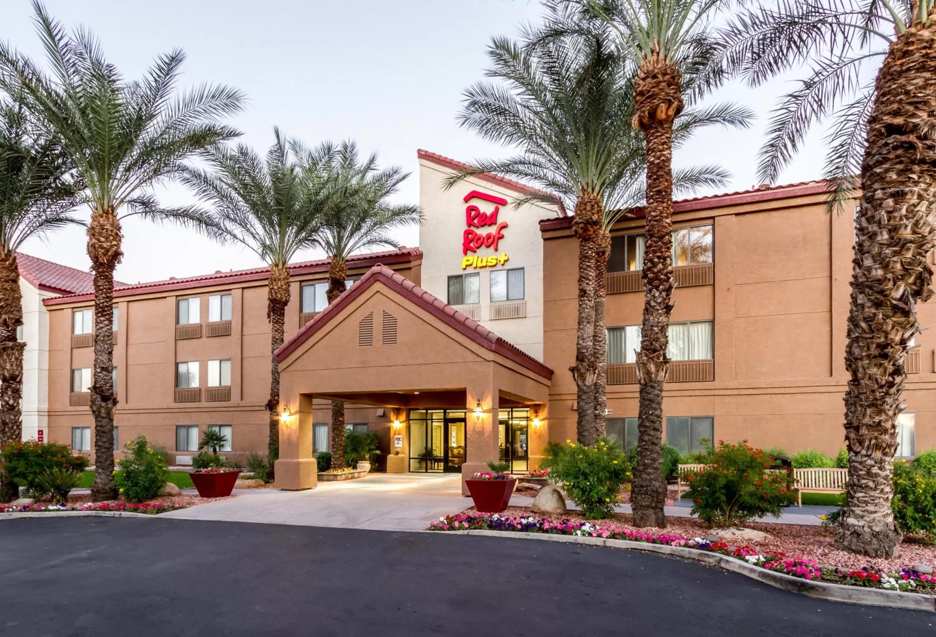 Property building in Red Roof Inn PLUS+ Tempe - Phoenix Airport