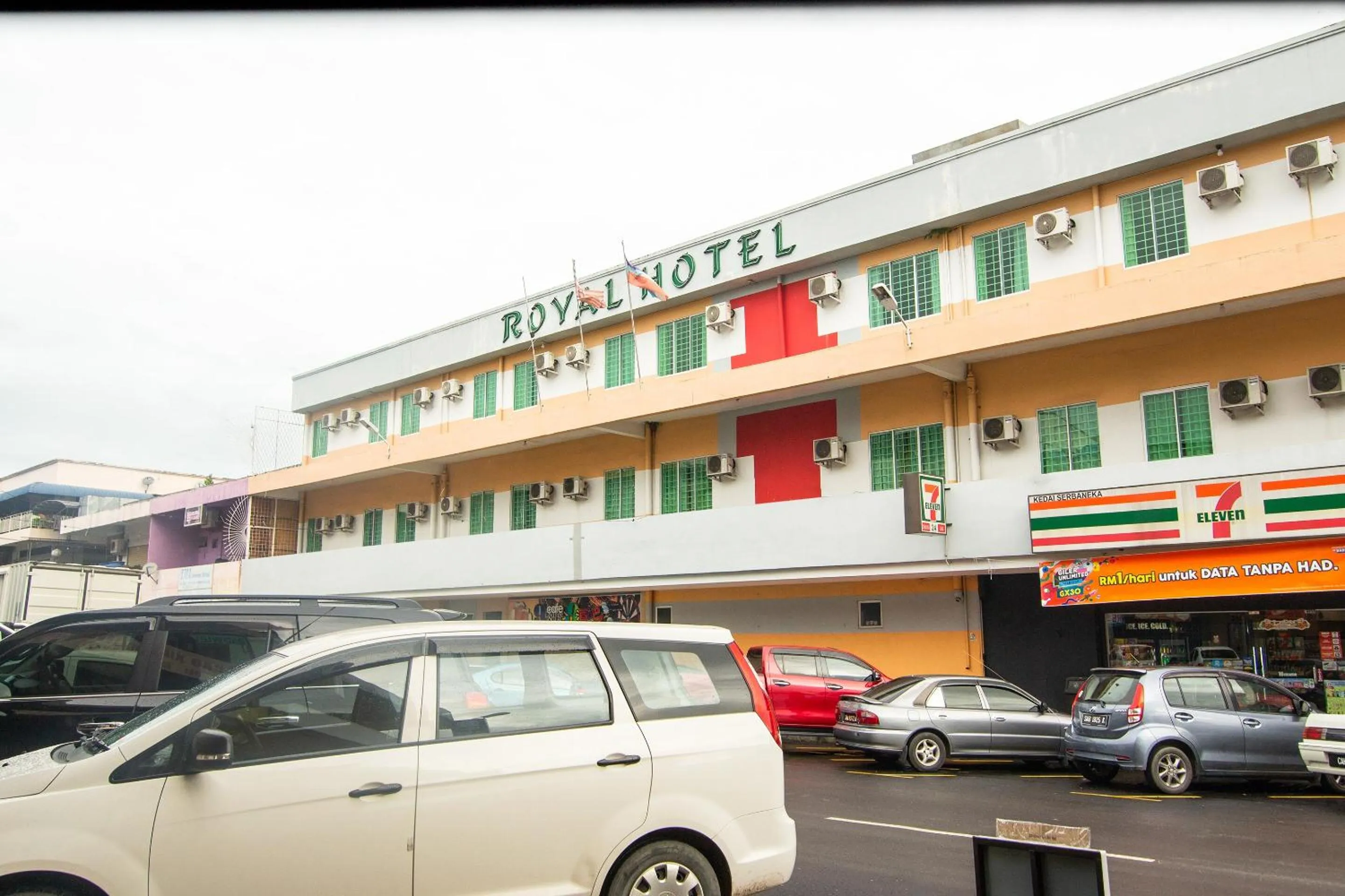 Facade/entrance, Property Building in OYO 89408 Royal Hotel