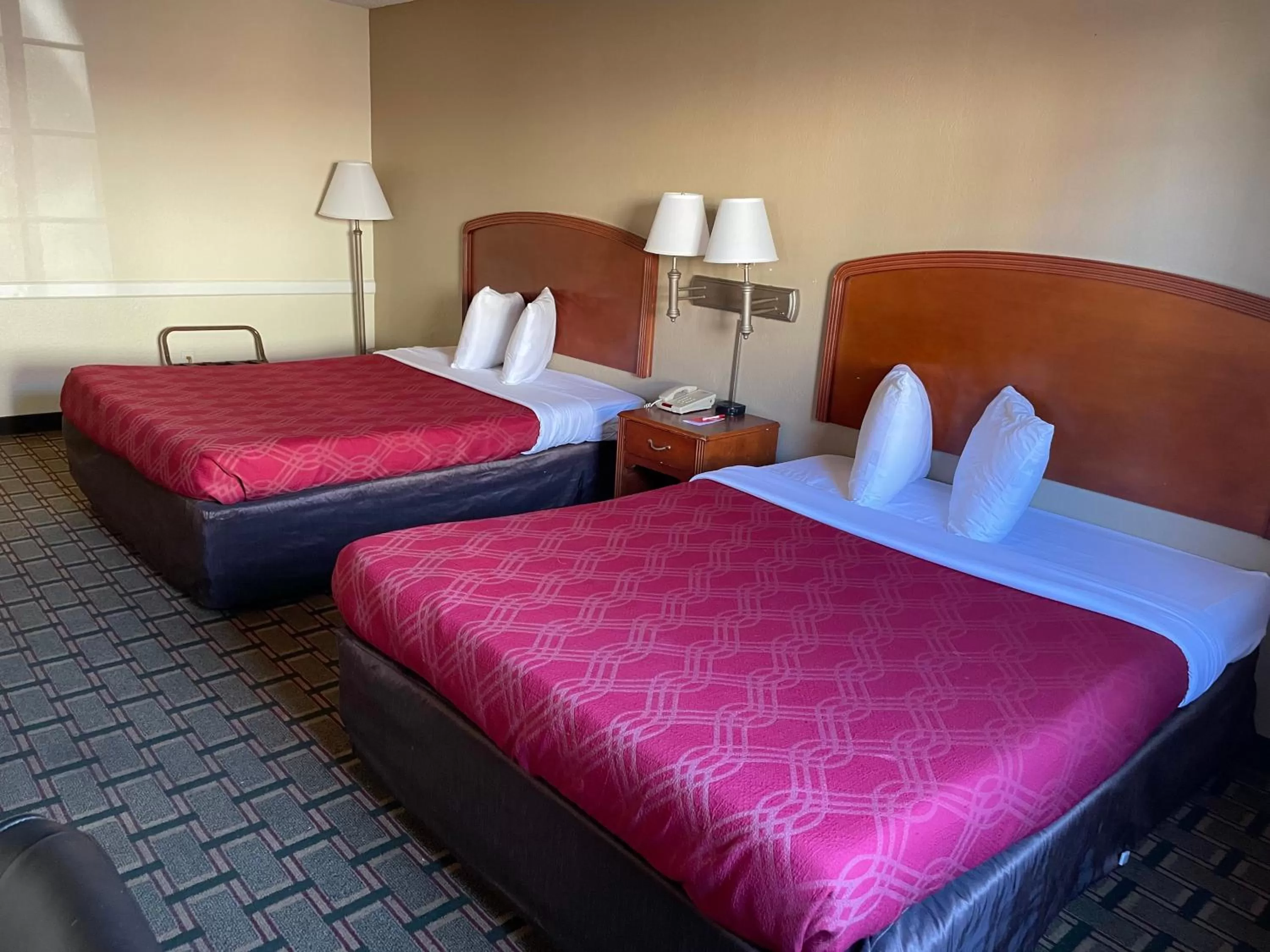 Bedroom, Bed in Econo Lodge Kalamazoo near Wings Stadium