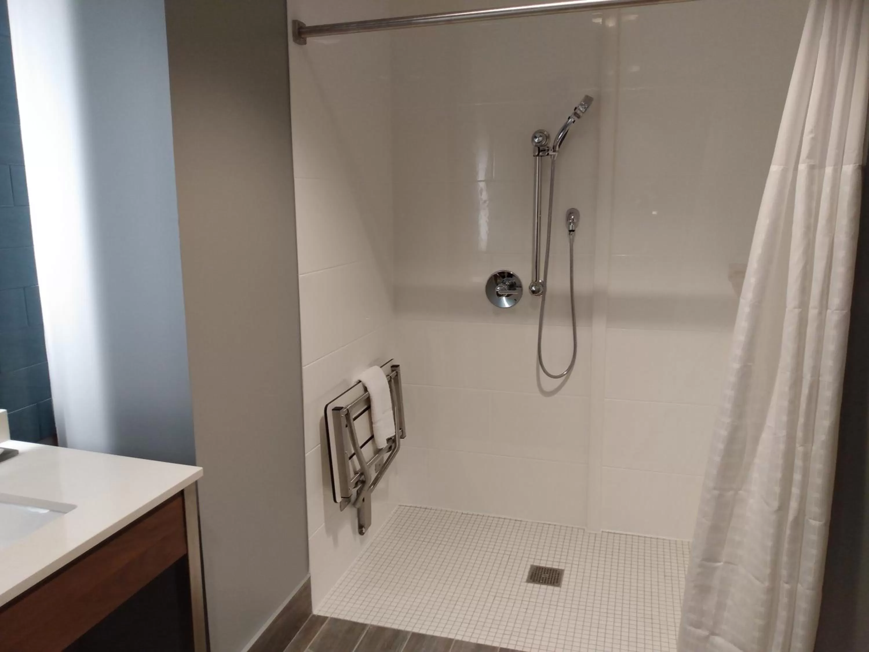 Bathroom in La Quinta Inn & Suites by Wyndham Bardstown