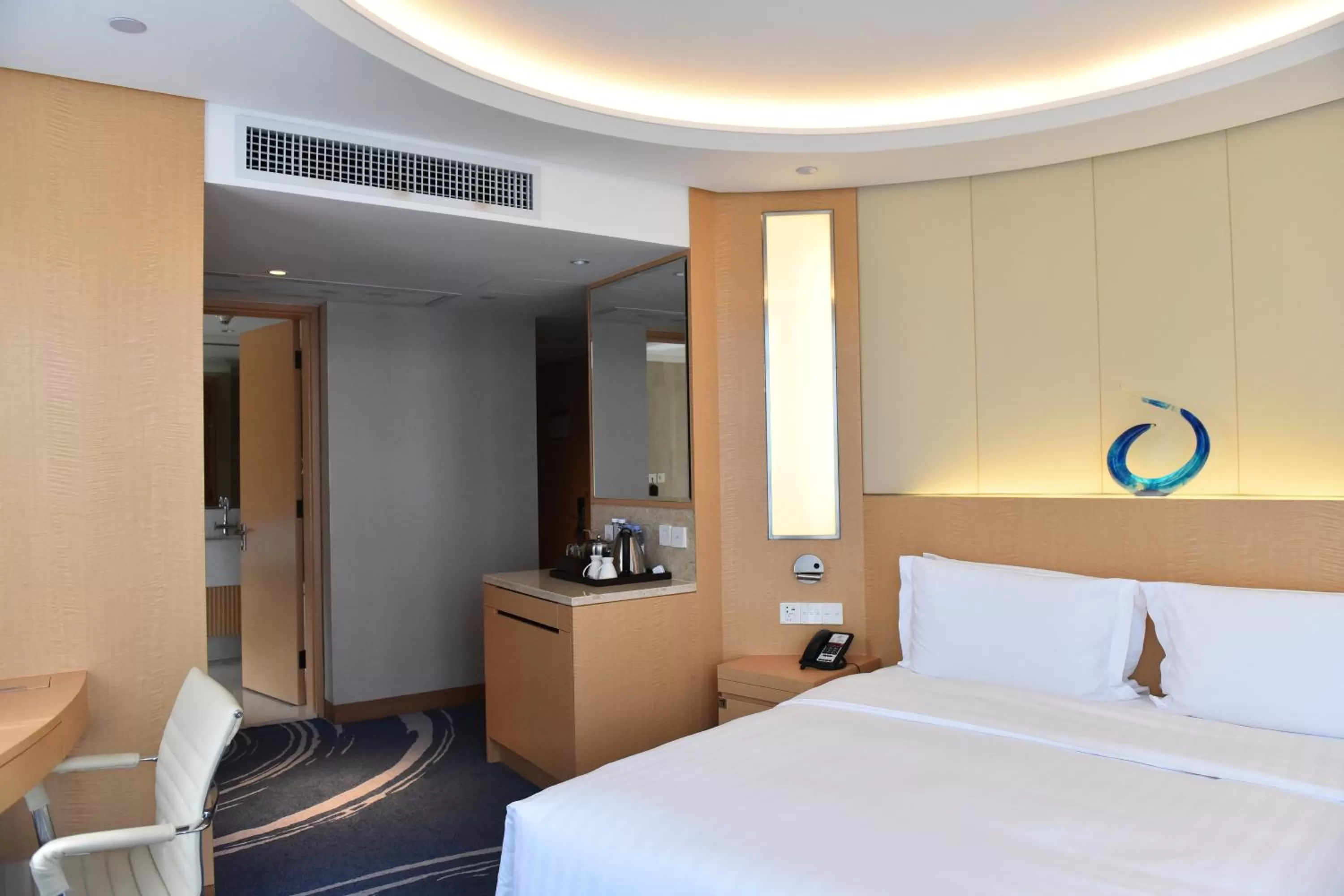 Photo of the whole room, Bed in Crowne Plaza Shenzhen Futian
