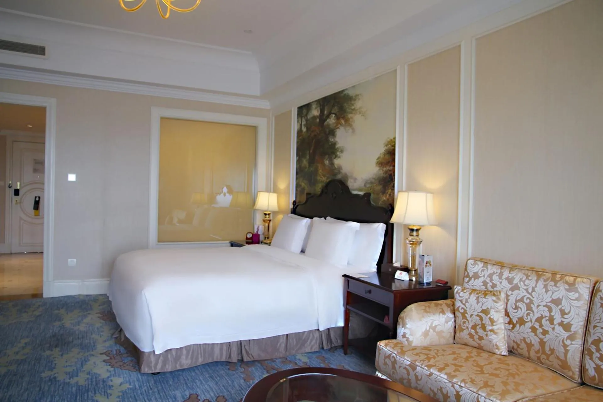 Bedroom, Bed in Crowne Plaza Ocean Spring Resort by IHG
