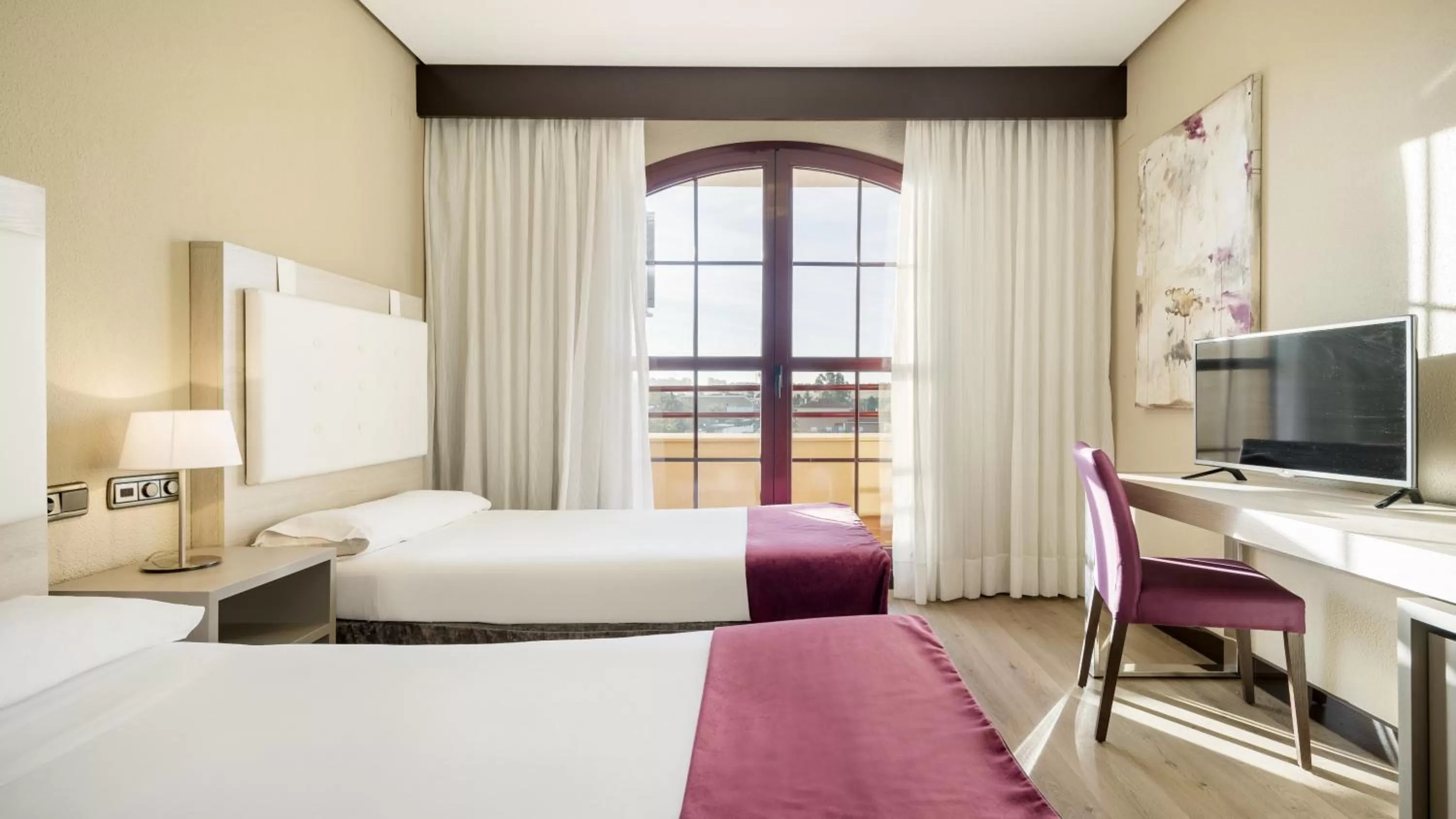 Photo of the whole room, Bed in Ilunion Golf Badajoz