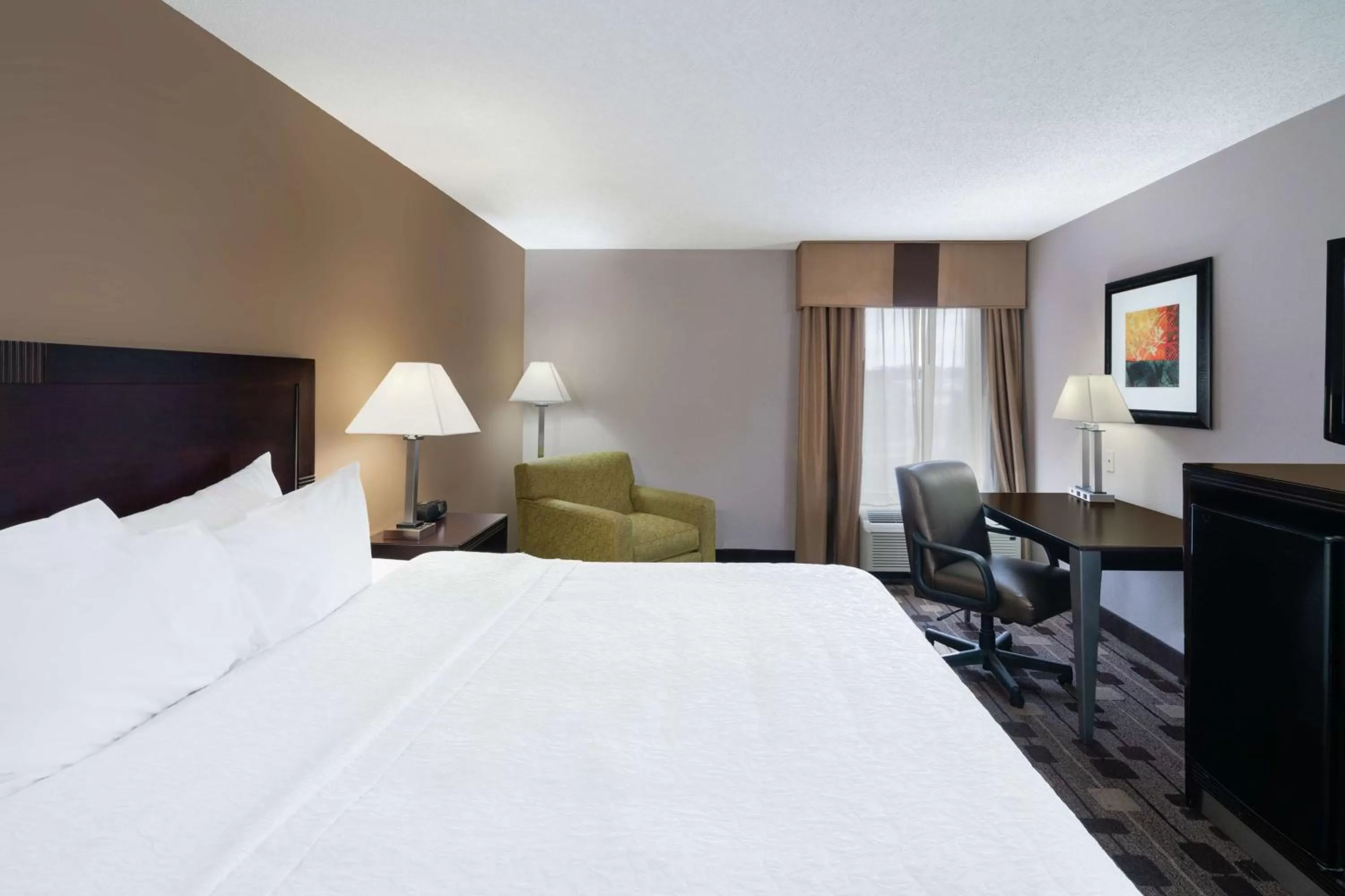 Bedroom, Bed in Hampton Inn Dublin