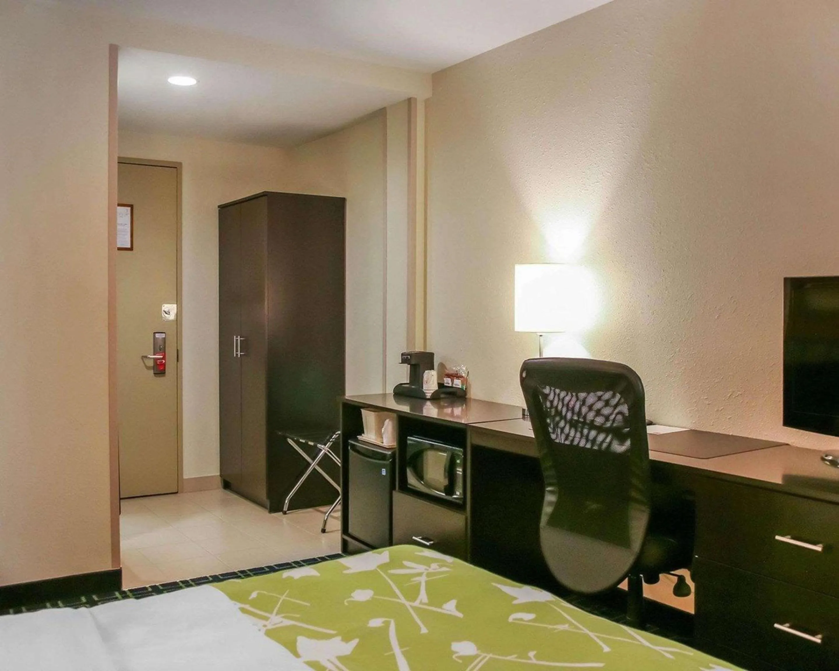 Photo of the whole room, Bed in Econo Lodge