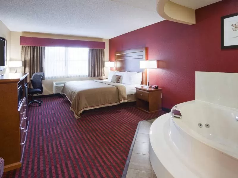 Photo of the whole room, Bed in Quality Inn & Suites Stillwater