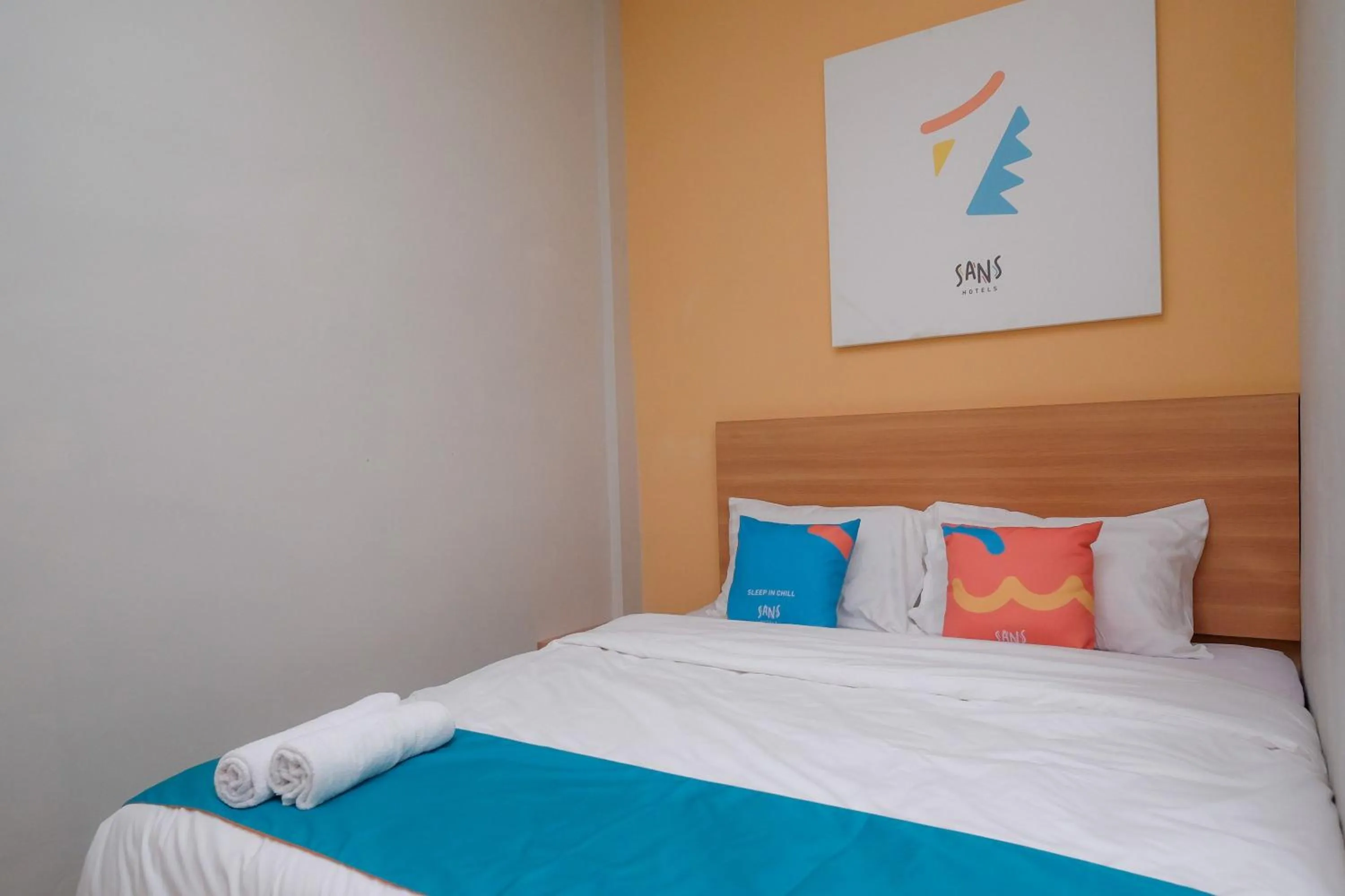 Bedroom in Sans Hotel Tiga Putri Semarang by RedDoorz