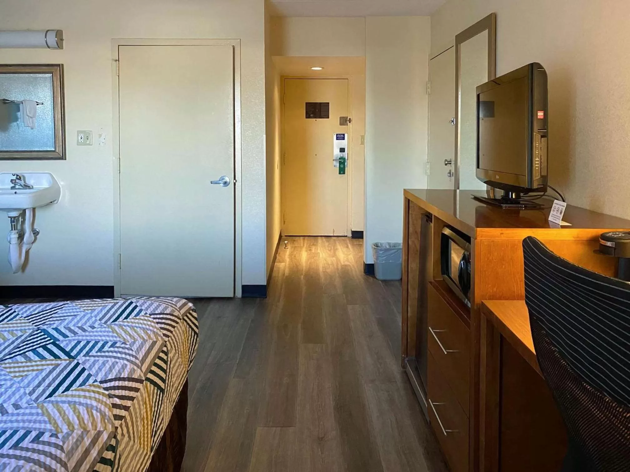 Bedroom, Bed in Motel 6 Catonsville MD Baltimore West