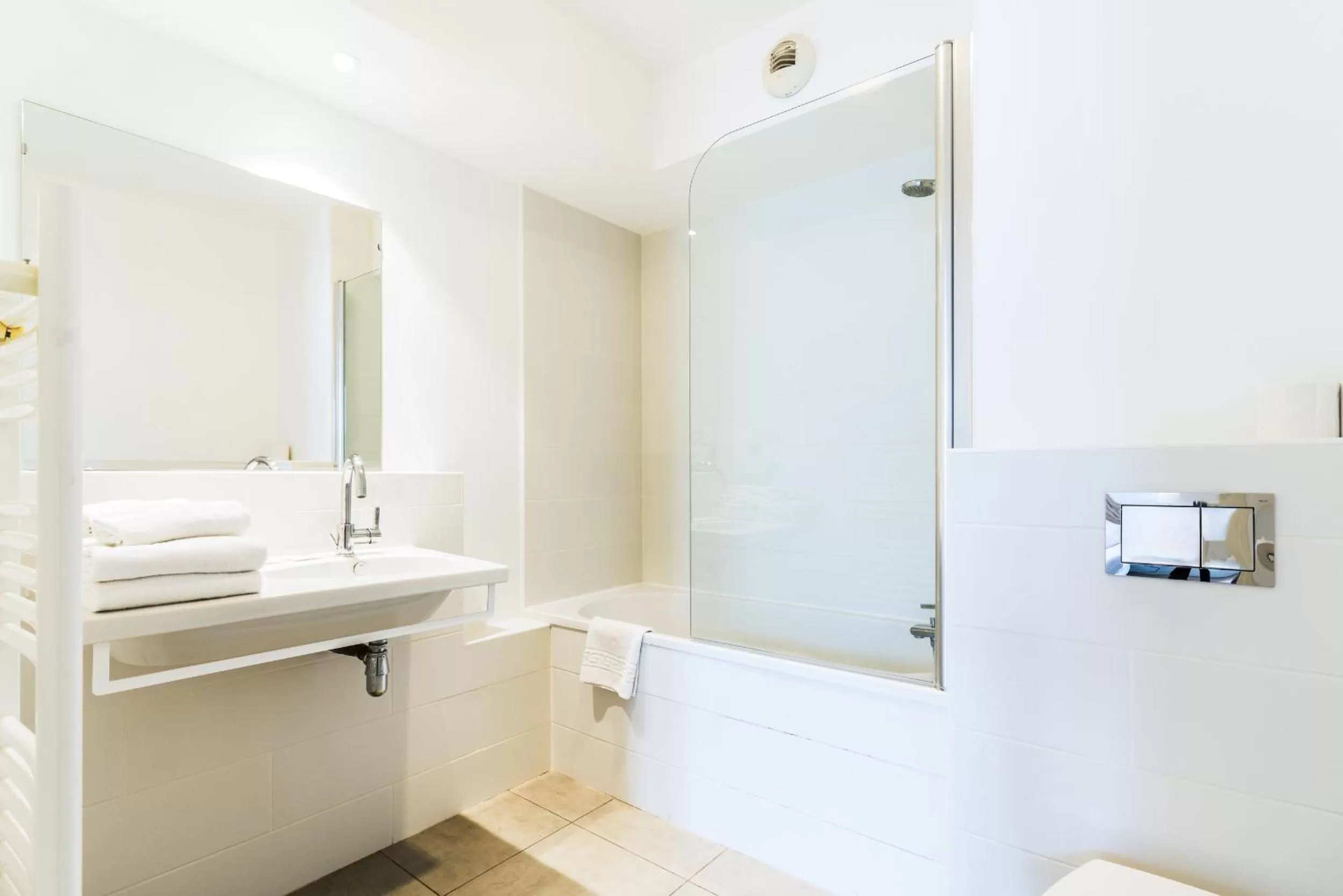 Bathroom in Appart'hotel Victoria Garden Pau