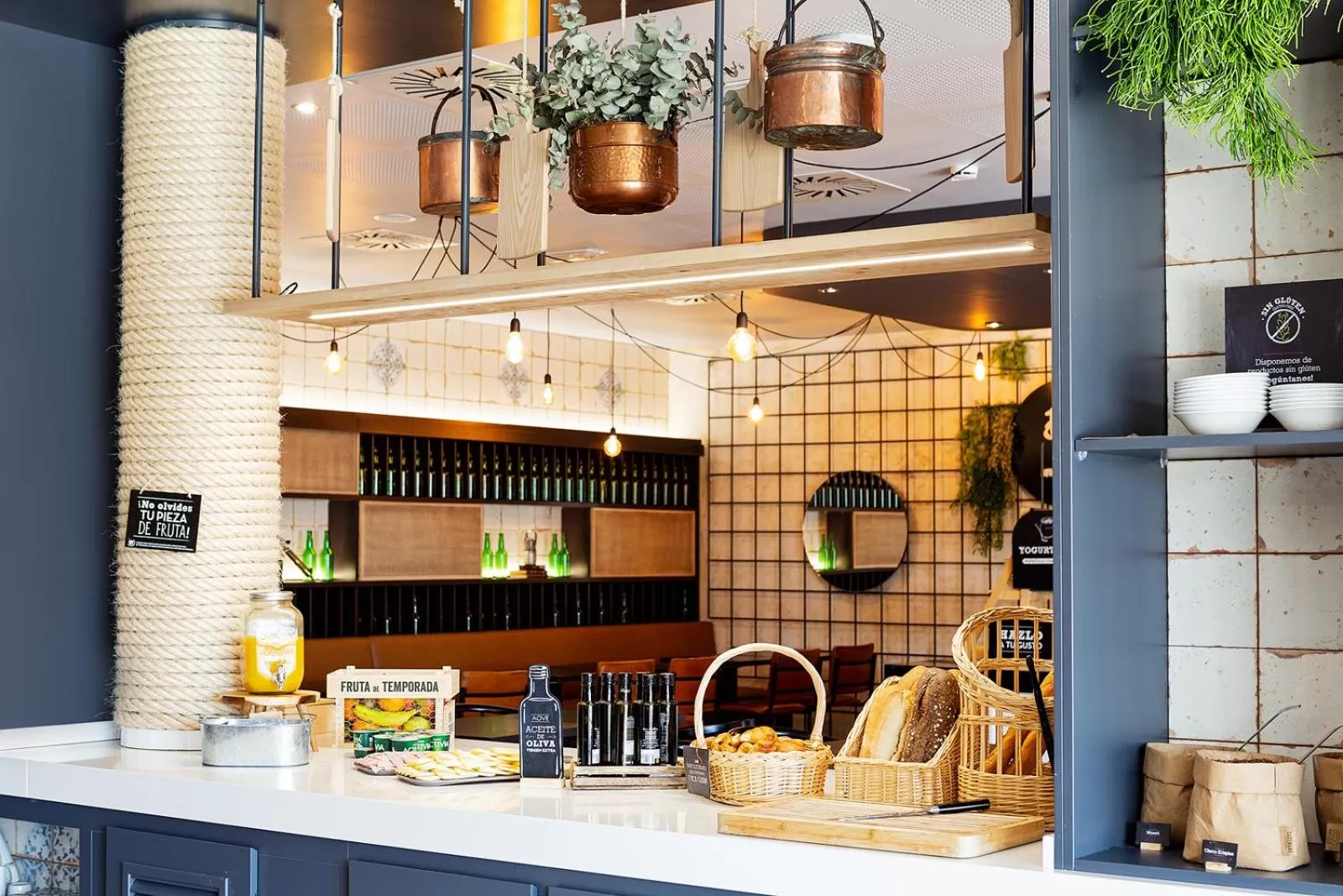 Lounge or bar in Ibis Oviedo