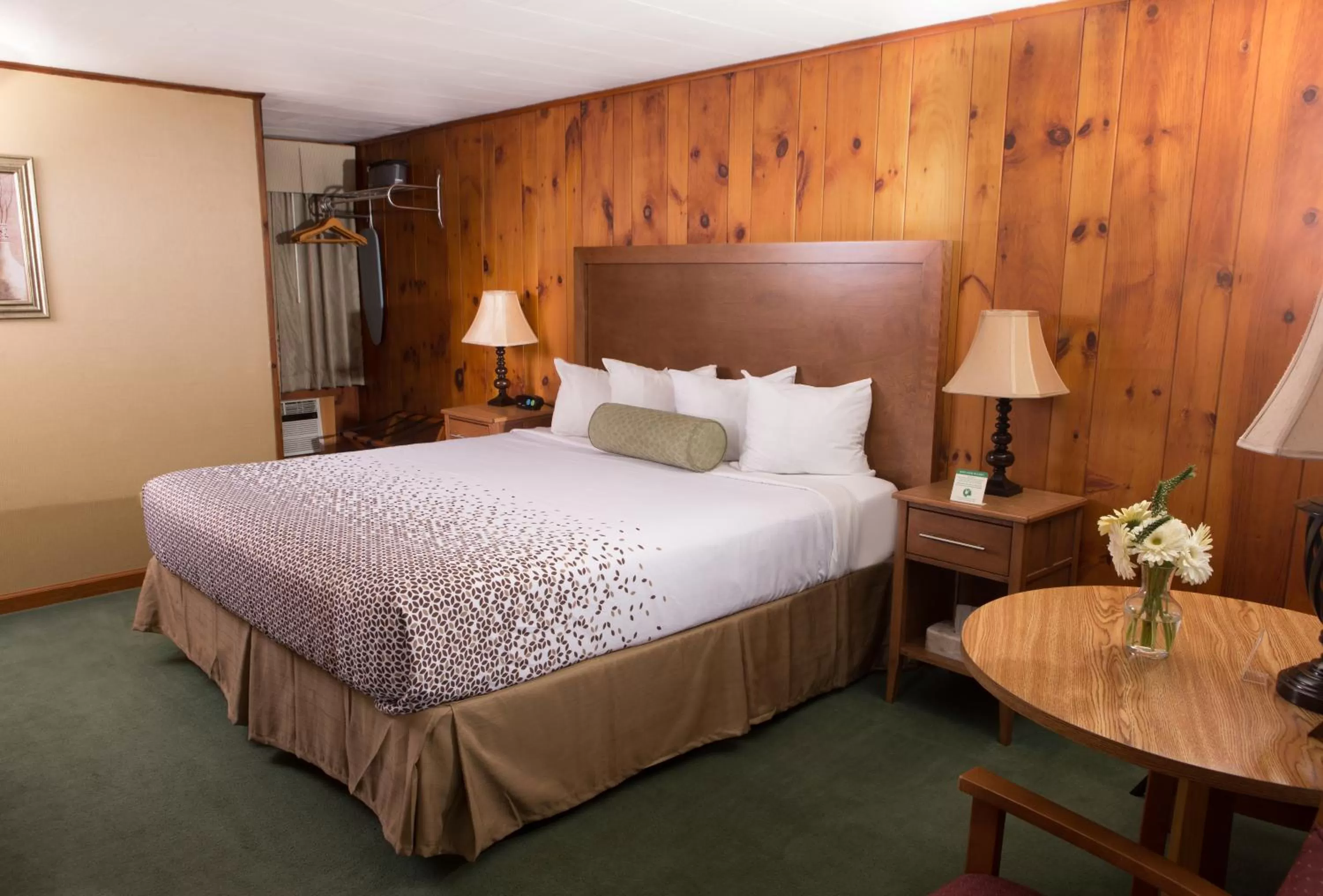 Bedroom, Bed in Knotty Pine Motel
