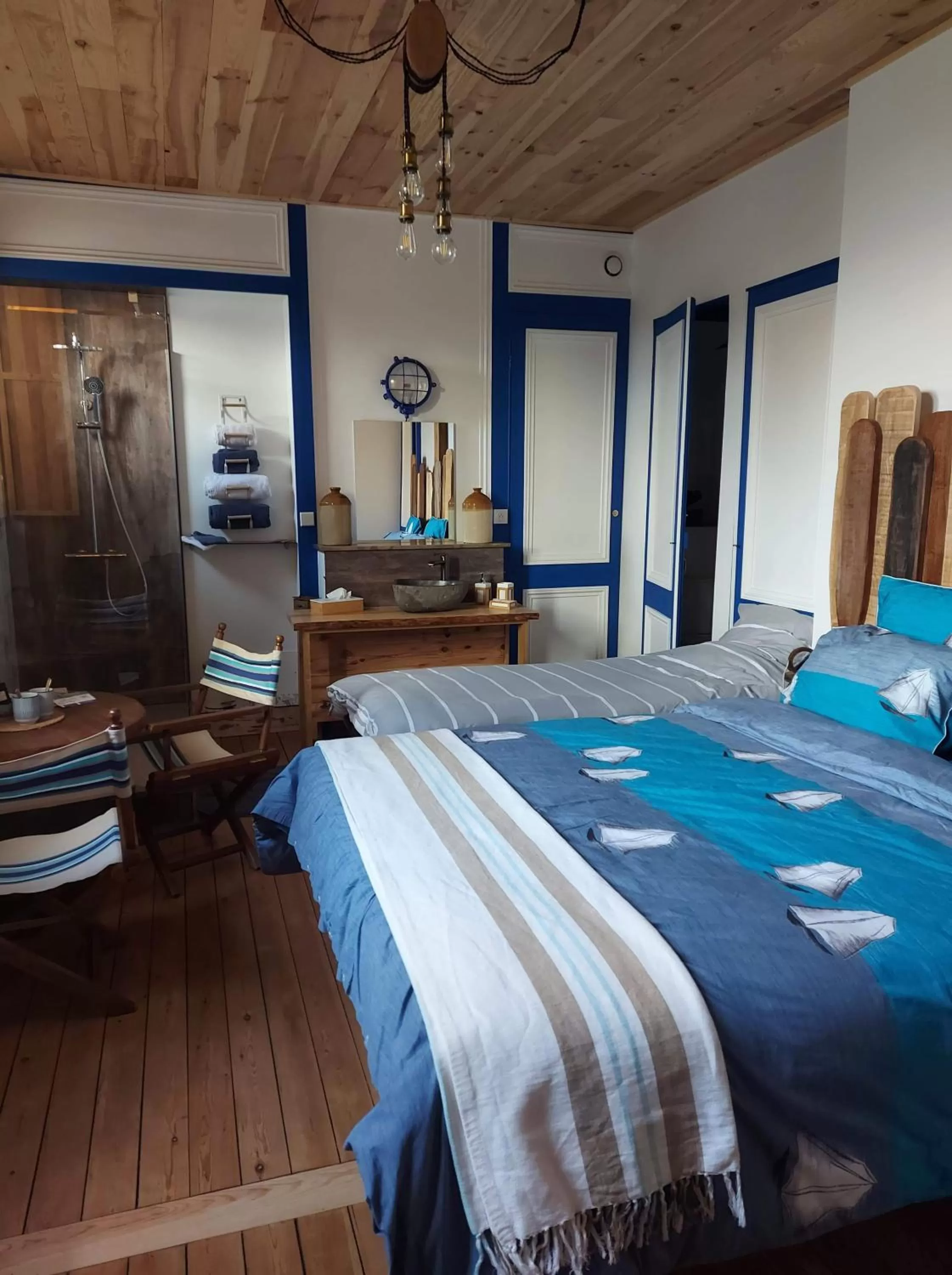 Shower, Bed in B & B Les Secrets des Loges