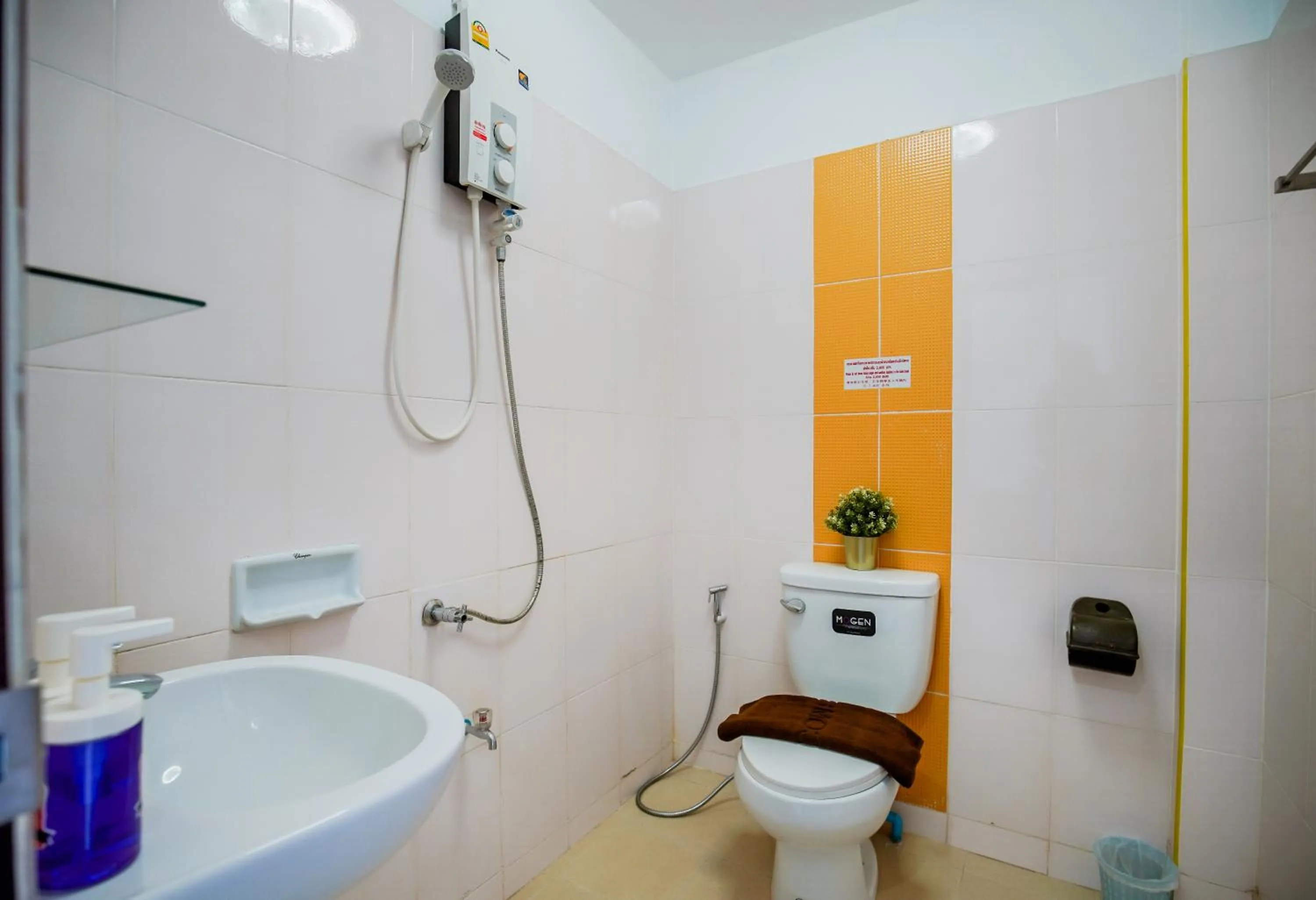 Bathroom in Khaleej Mass Hotel Patong