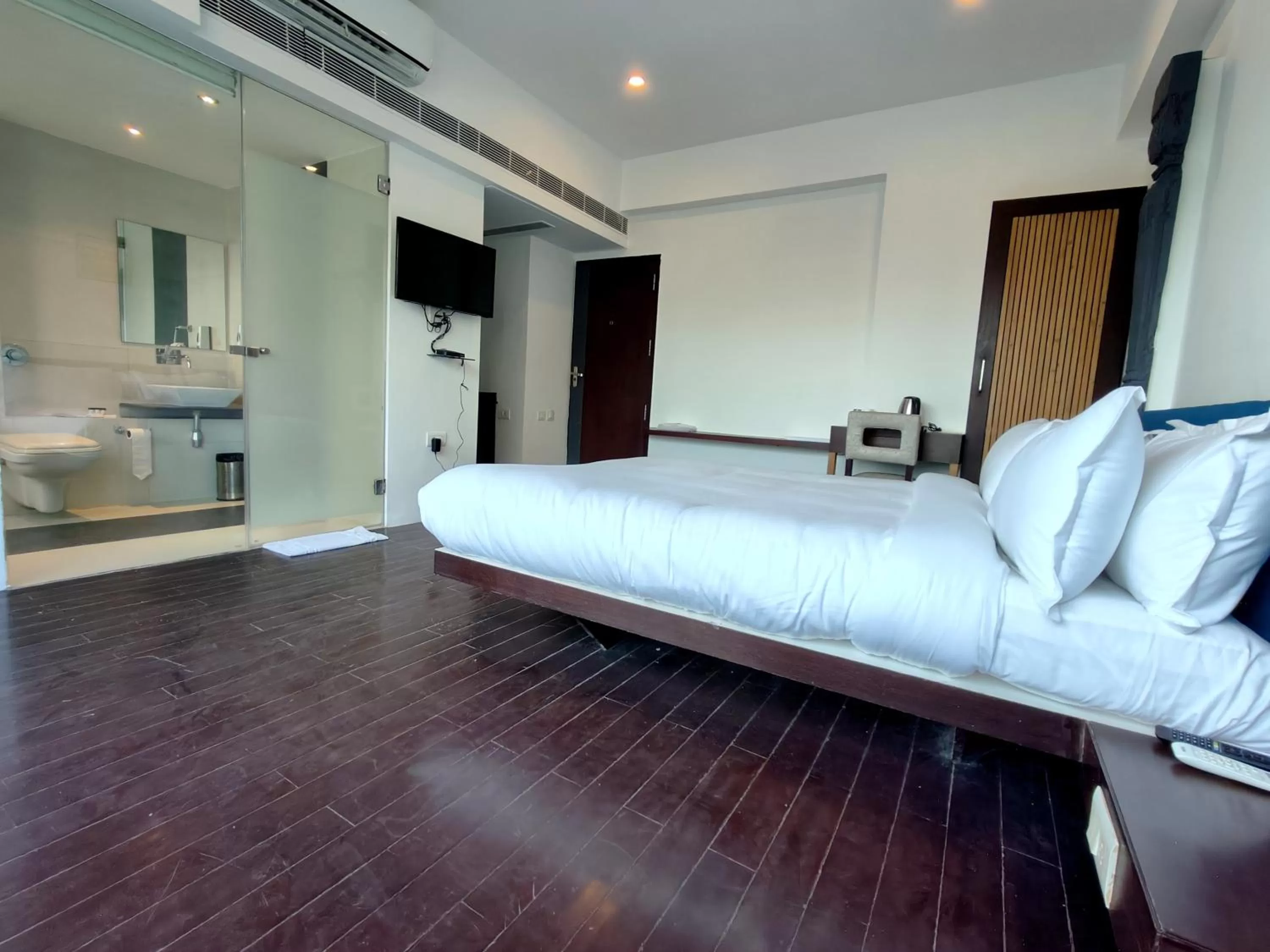 Photo of the whole room, Bed in The Sky Imperial Hotel Yahvi