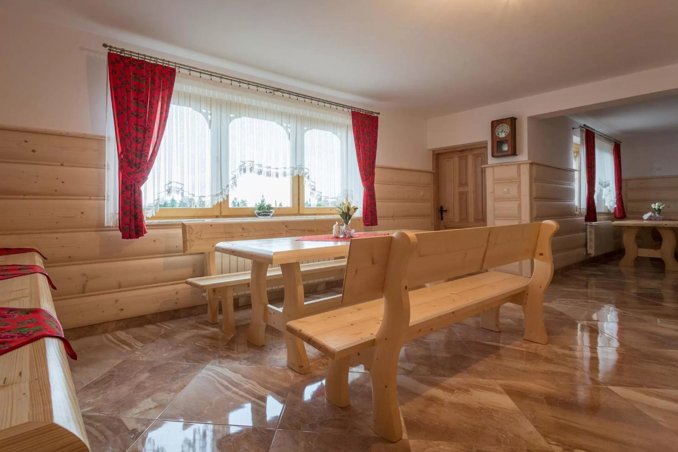Dining area in Podhalanski Dworek z Jacuzzi