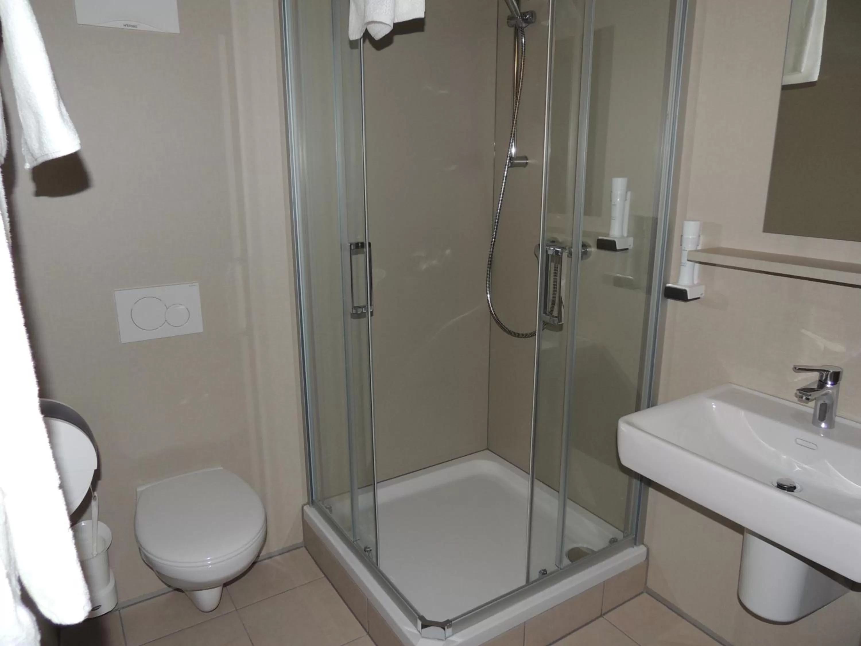 Shower, Bathroom in AVIA Motel Bisamberg