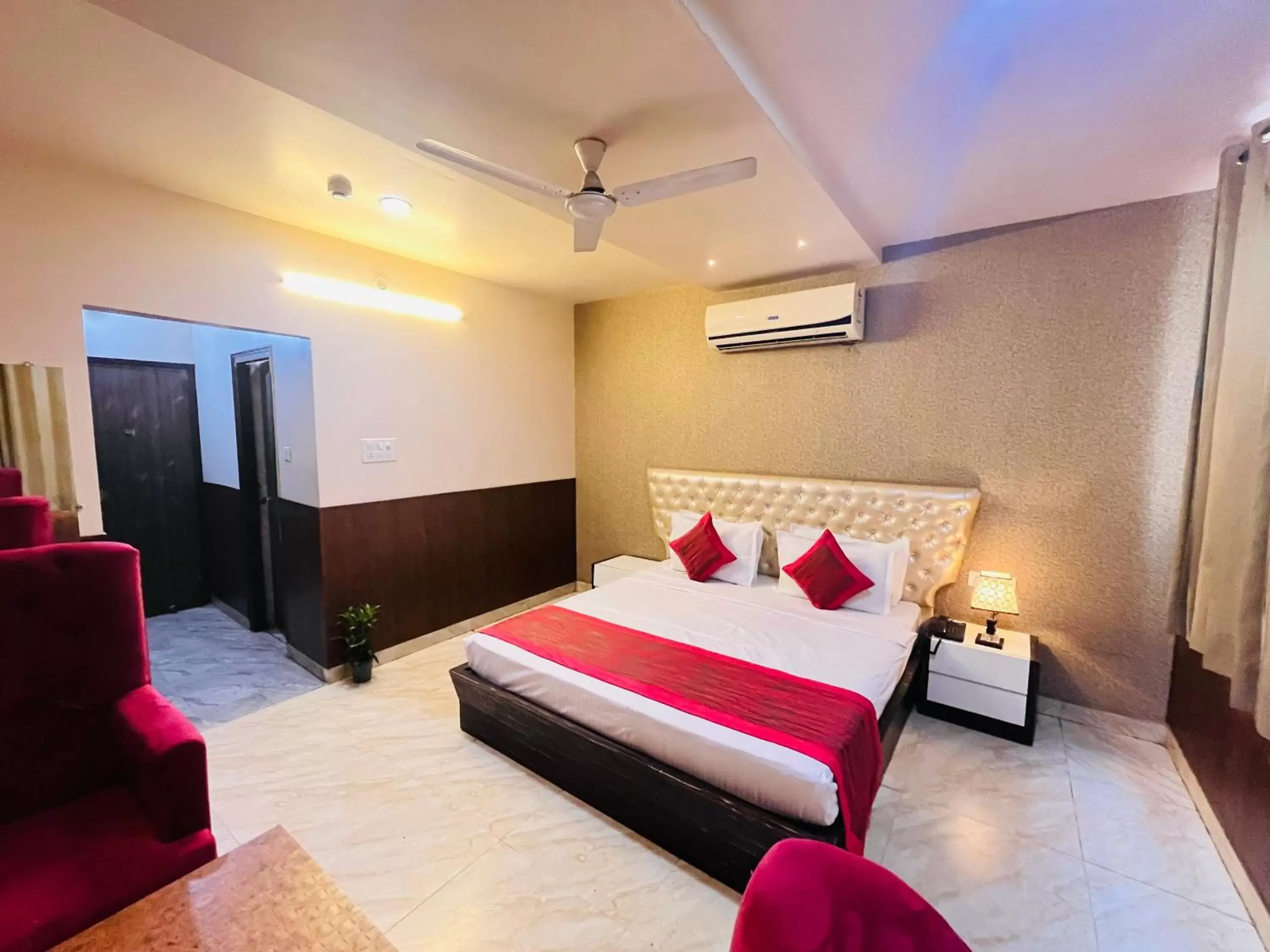 Deluxe King Room in Hotel The Leaf - Gomti Nagar Lucknow Deluxe King Room in Hotel The Leaf - Gomti Nagar Lucknow