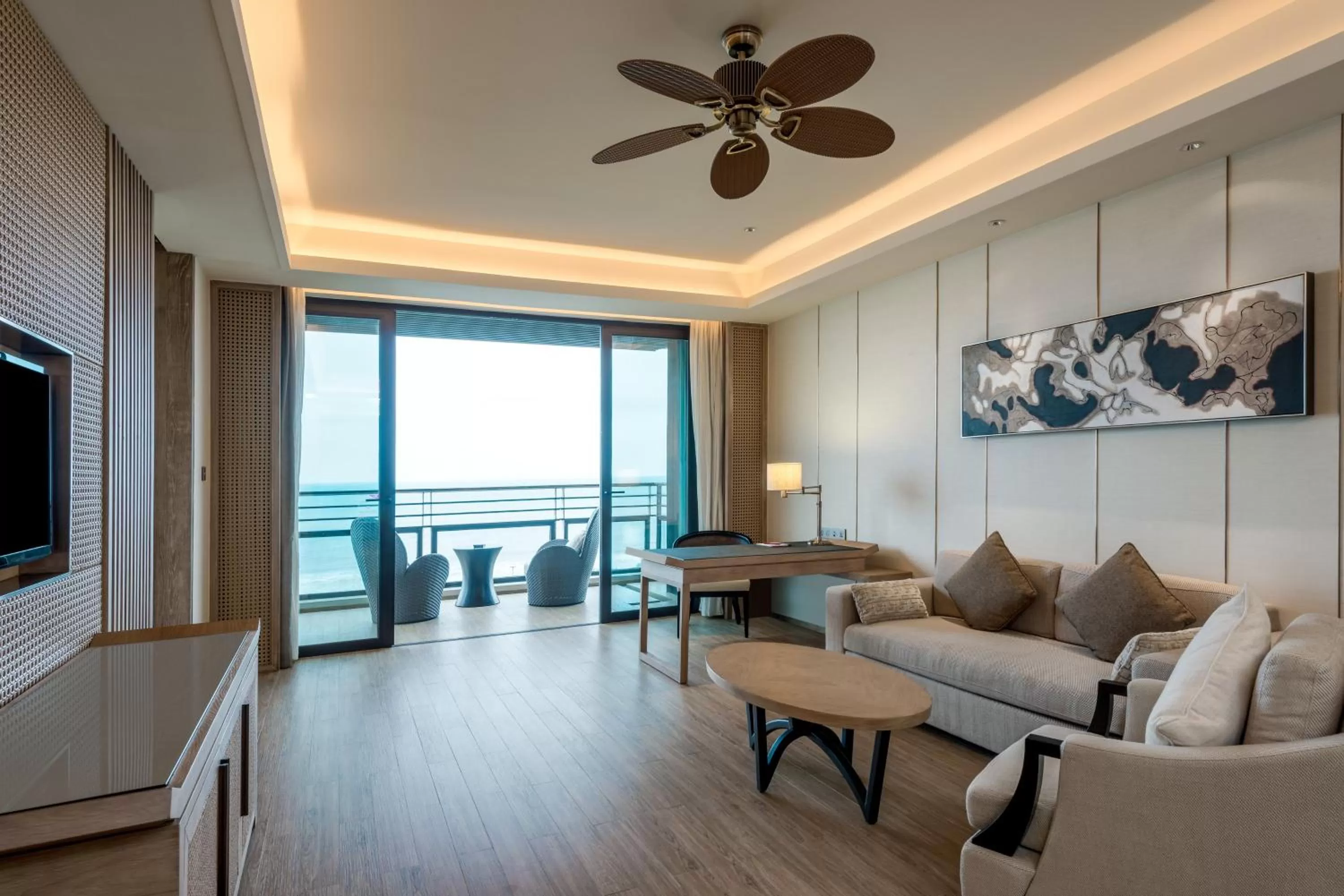 Photo of the whole room, Seating Area in Crowne Plaza Hailing Island, an IHG Hotel