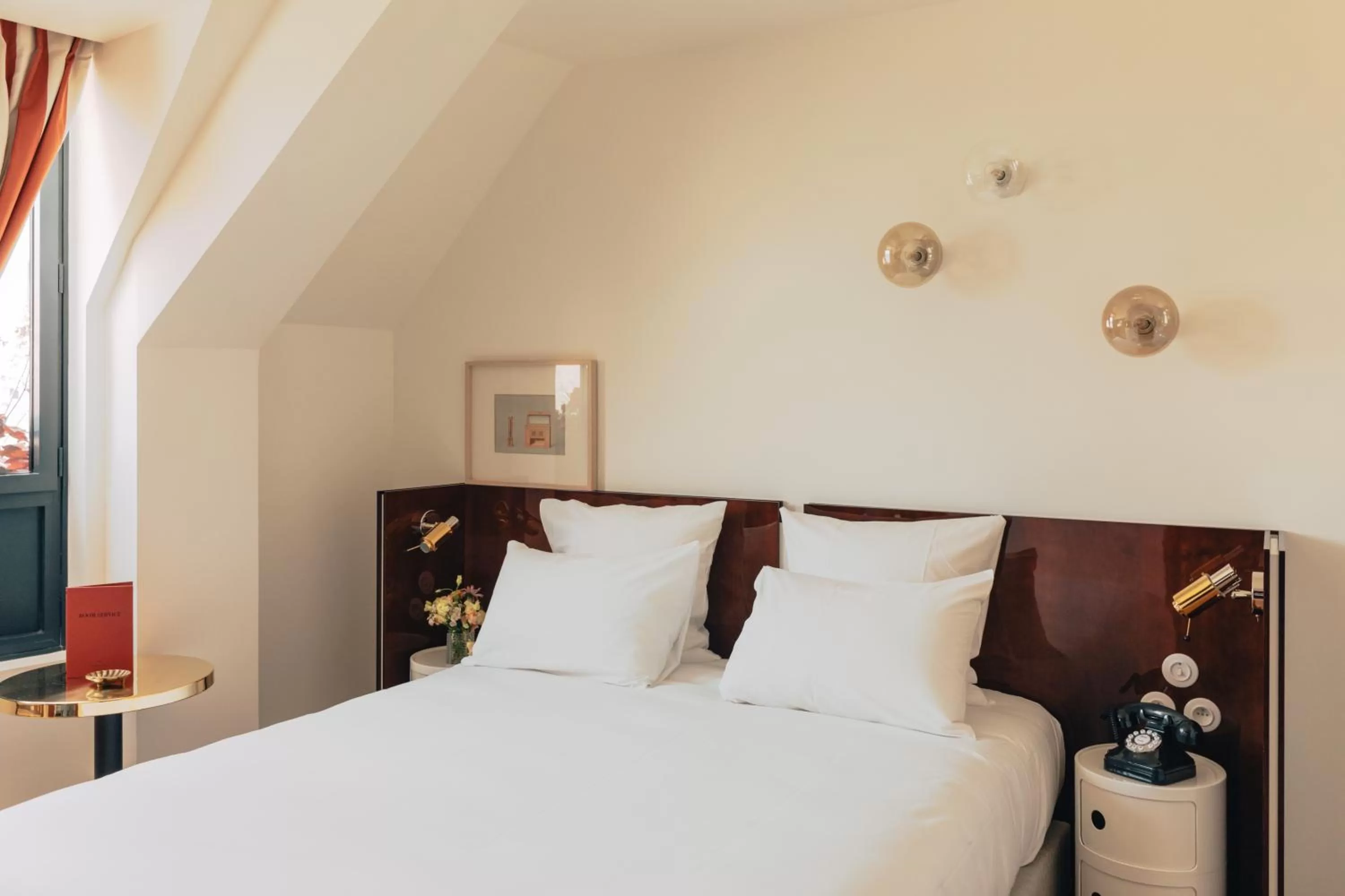 Bedroom, Bed in Hôtel Wallace Paris, a Member of Design Hotels