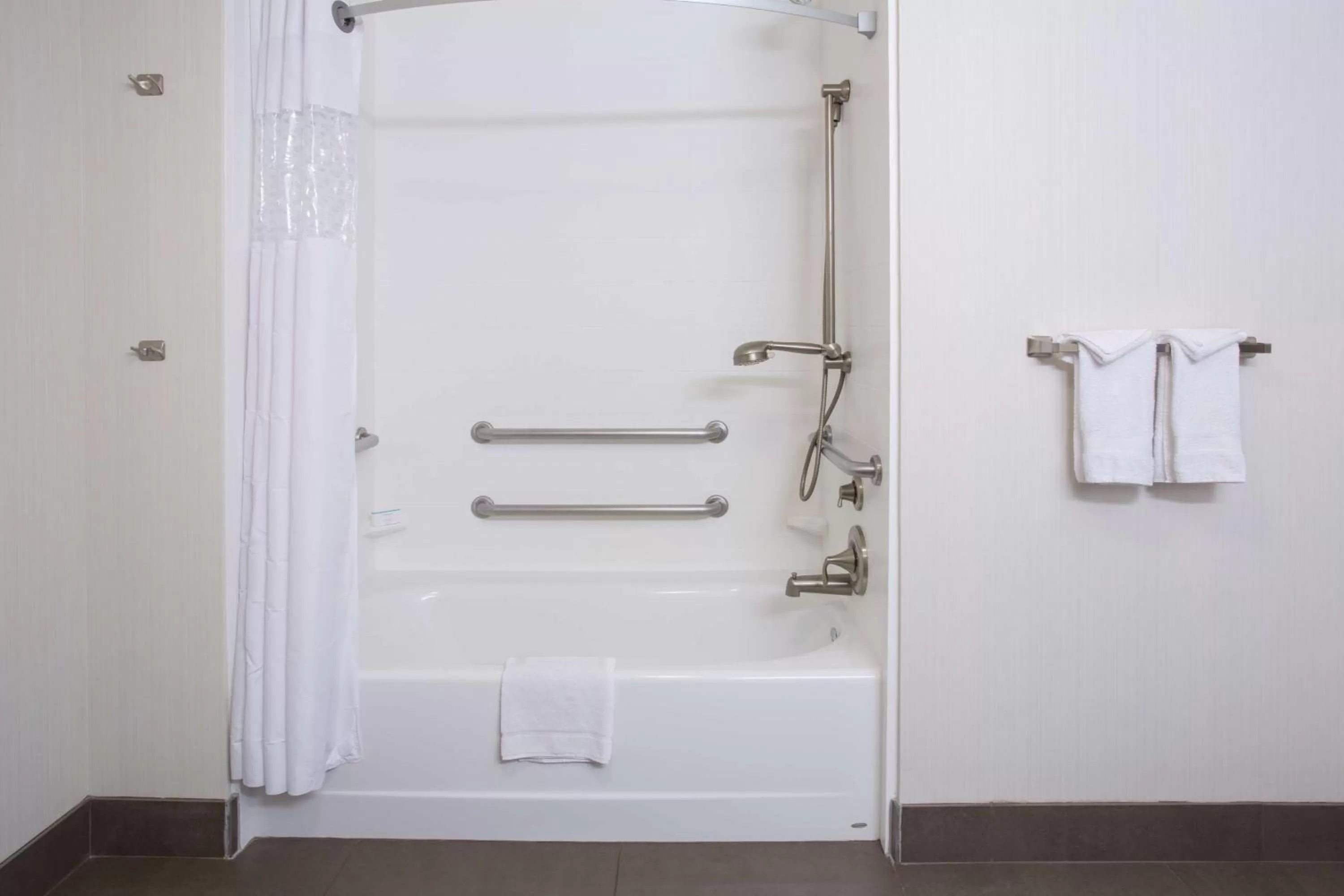 Bathroom in Hampton Inn & Suites Denver Airport / Gateway Park