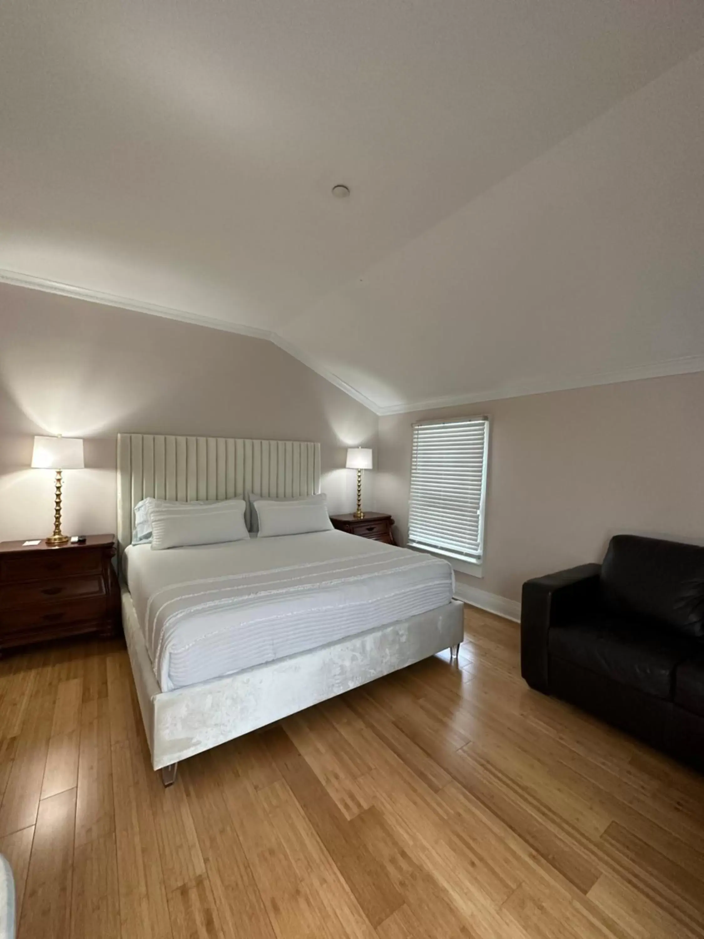 King Room in Elaine's Cape May Boutique Hotel King Room in Elaine's Cape May Boutique Hotel