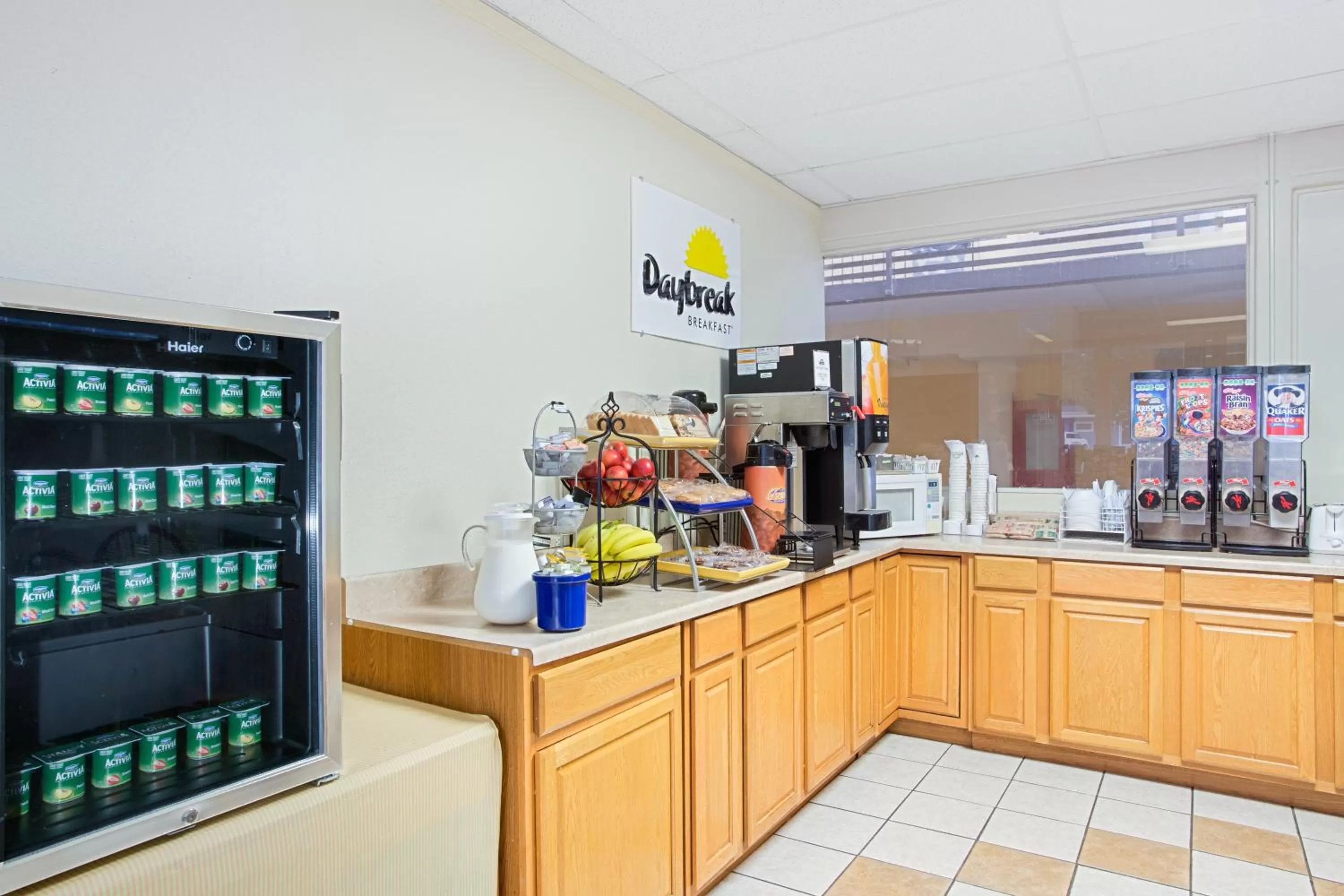 Continental breakfast in Bristol Parkway inn