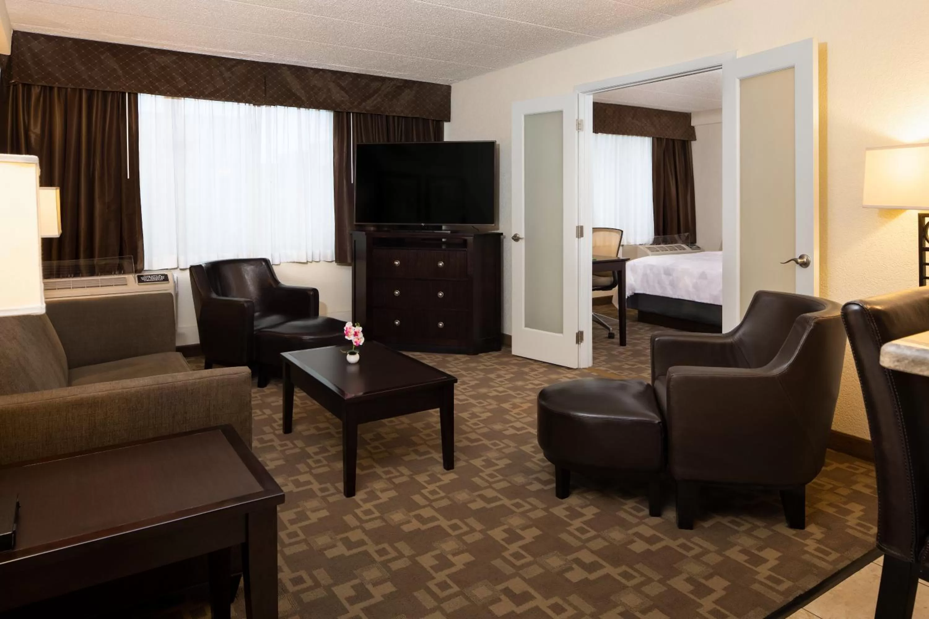 Photo of the whole room, Bed in Holiday Inn and Suites Charleston West by IHG