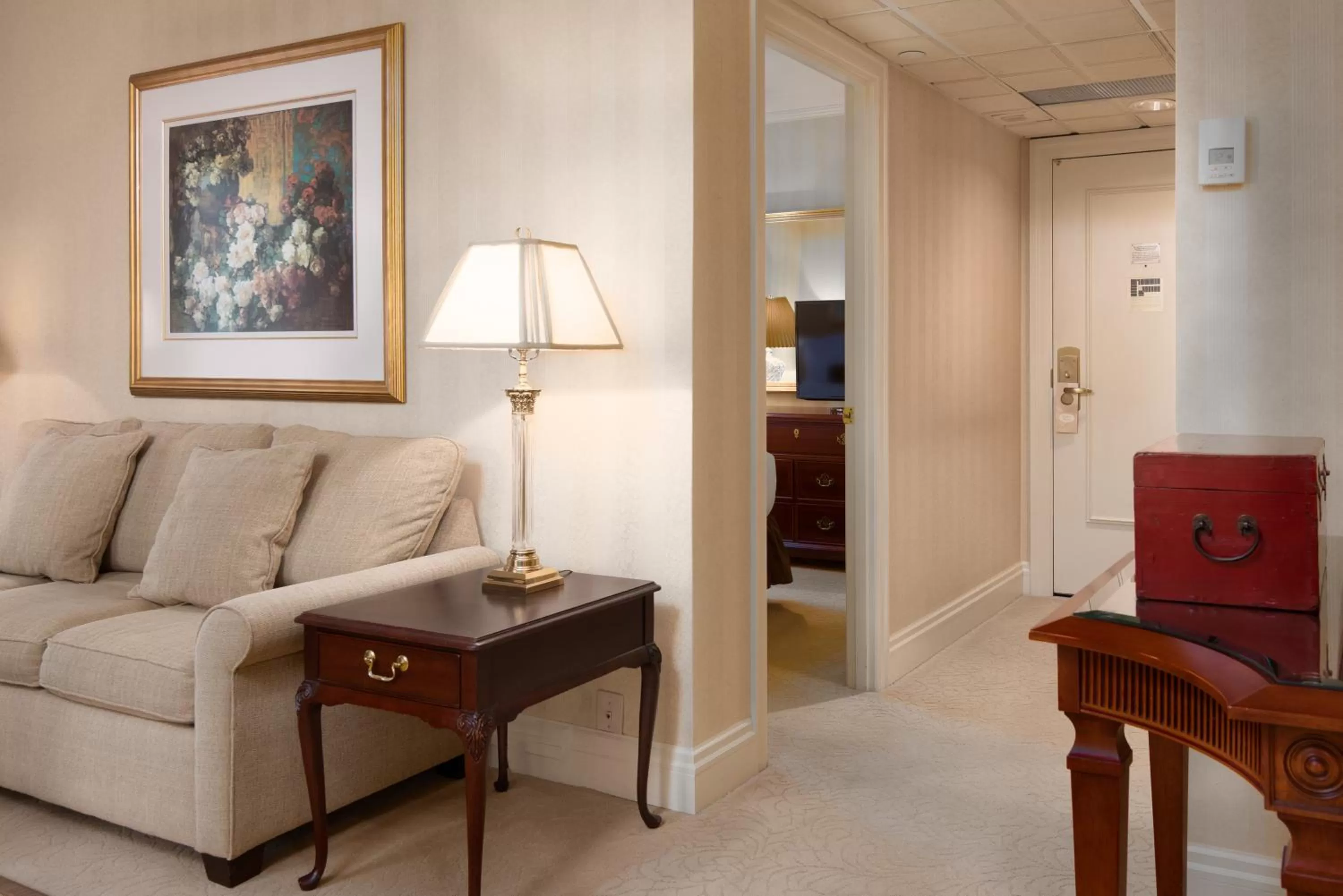 Living room in Mayflower Park Hotel