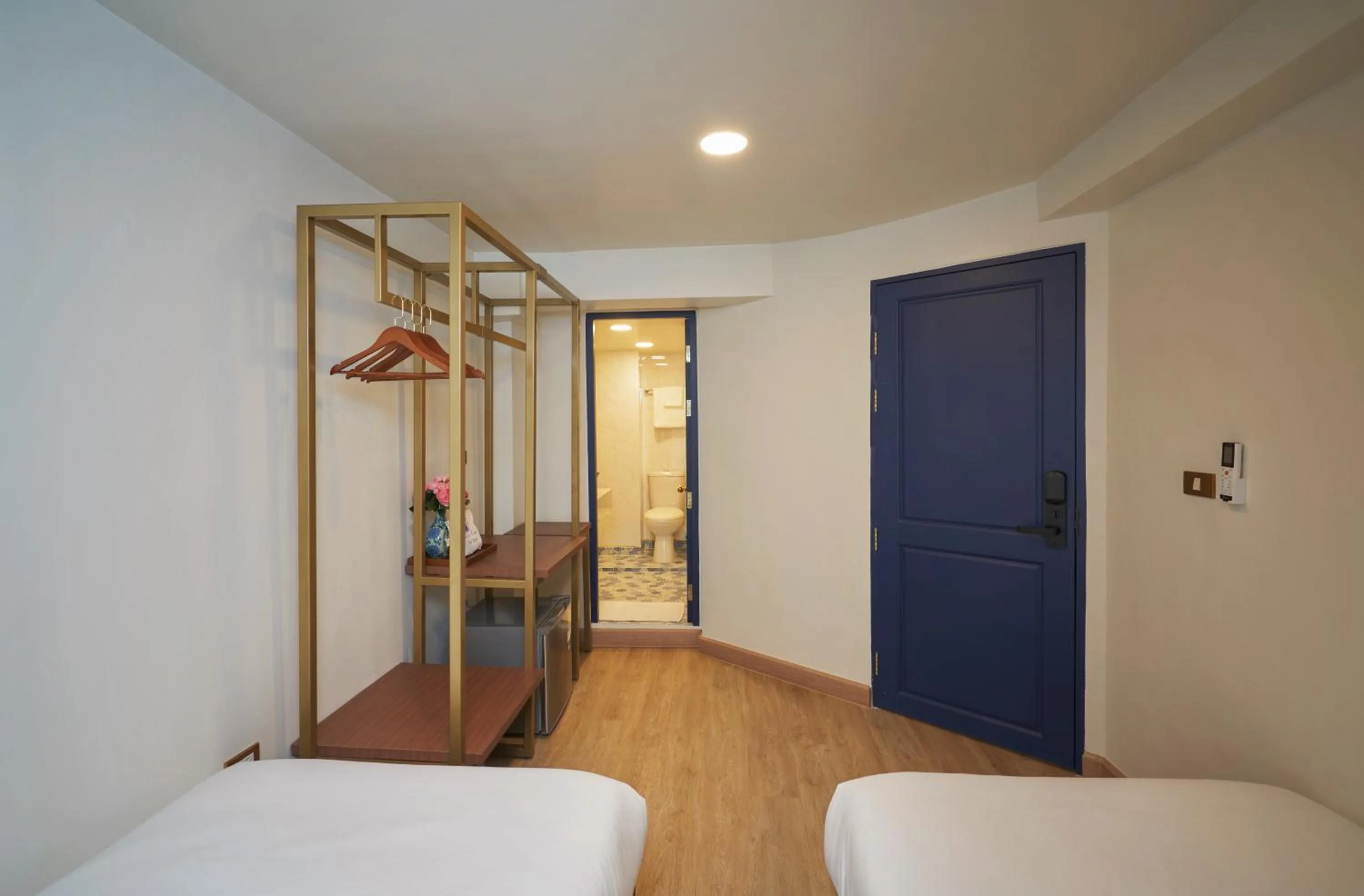 Photo of the whole room, Bed in Sweet's Escape