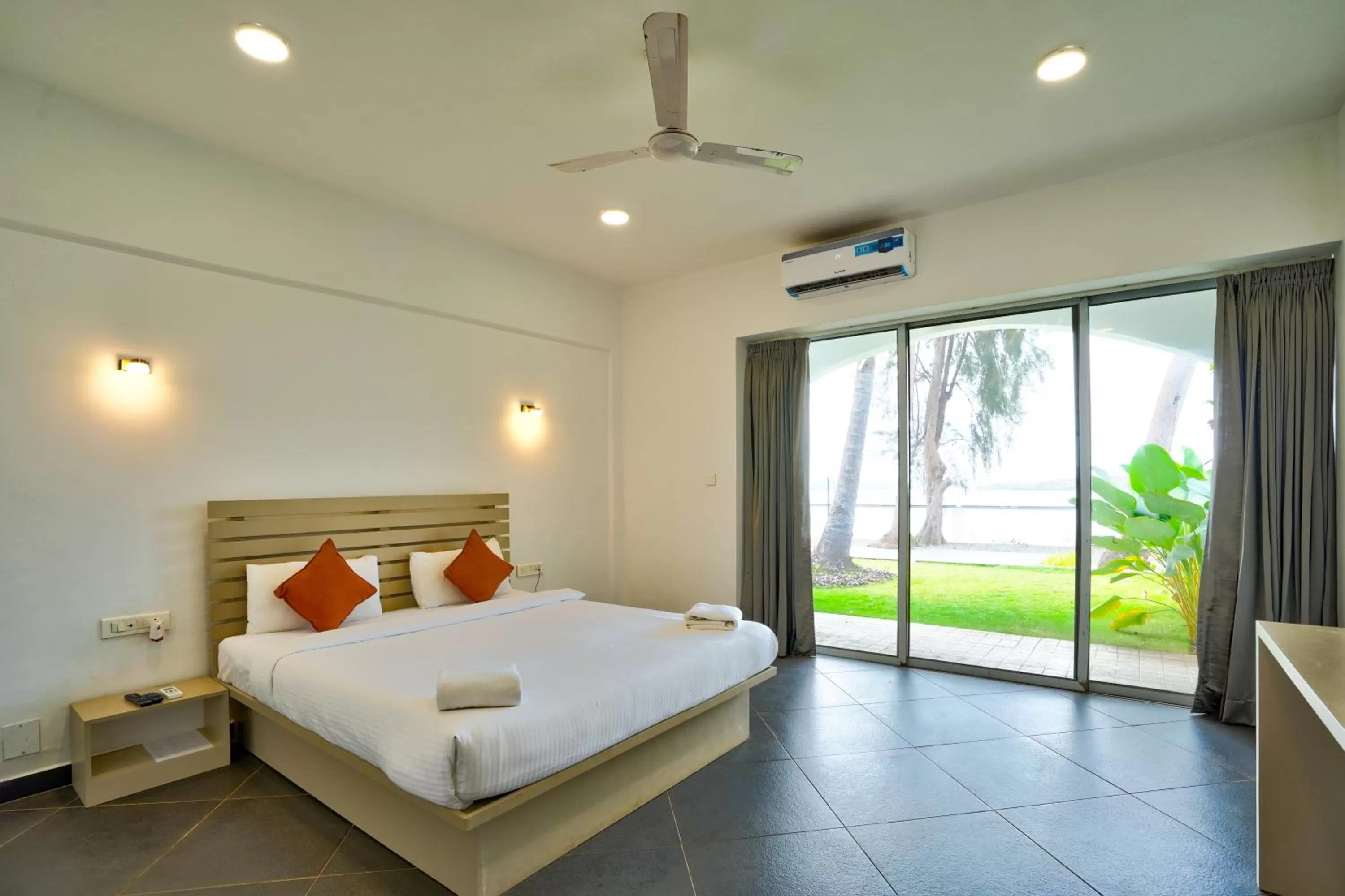 Photo of the whole room, Bed in Blu Missel By The River