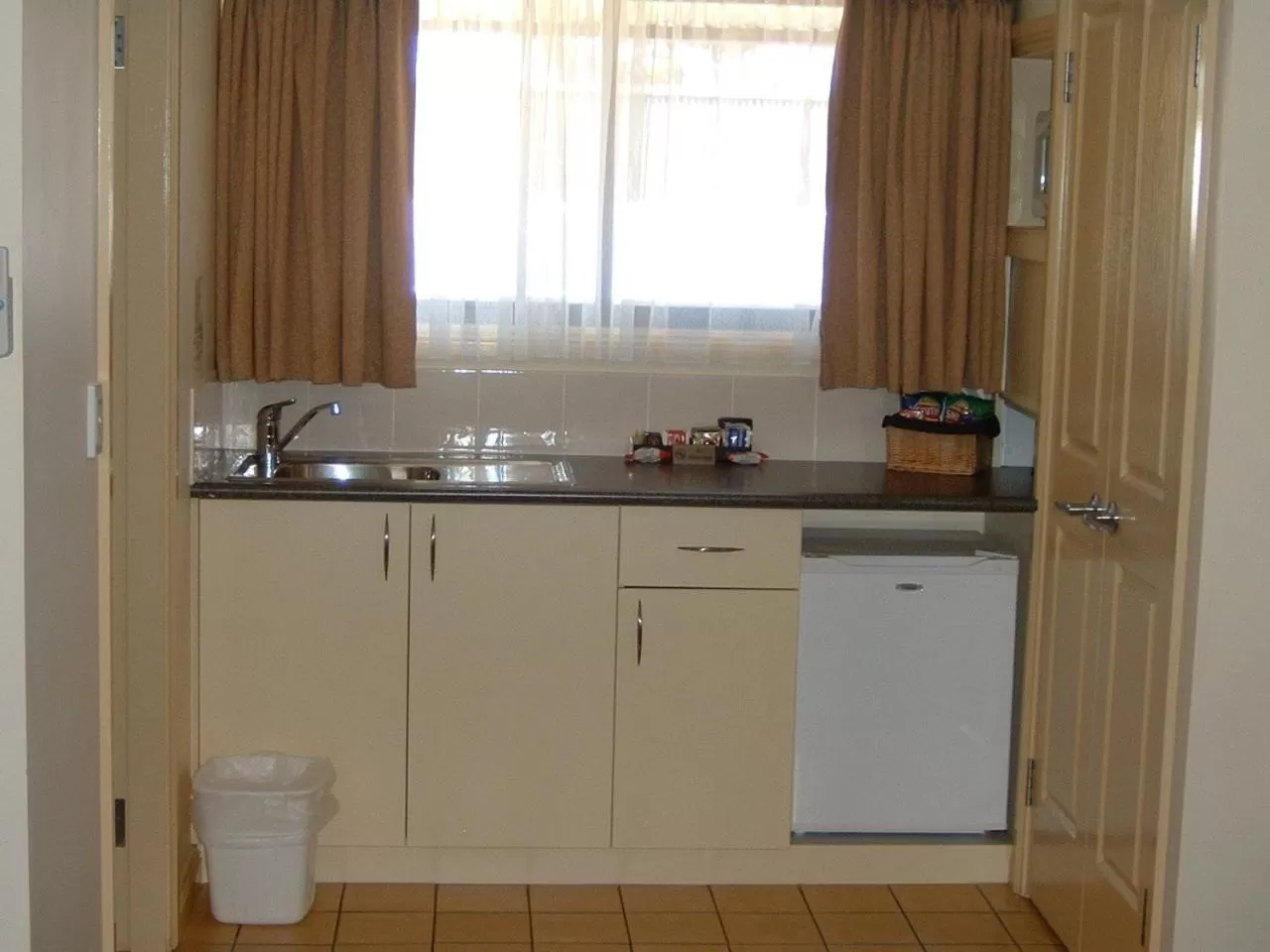 Kitchen or kitchenette in Armidale Pines Motel