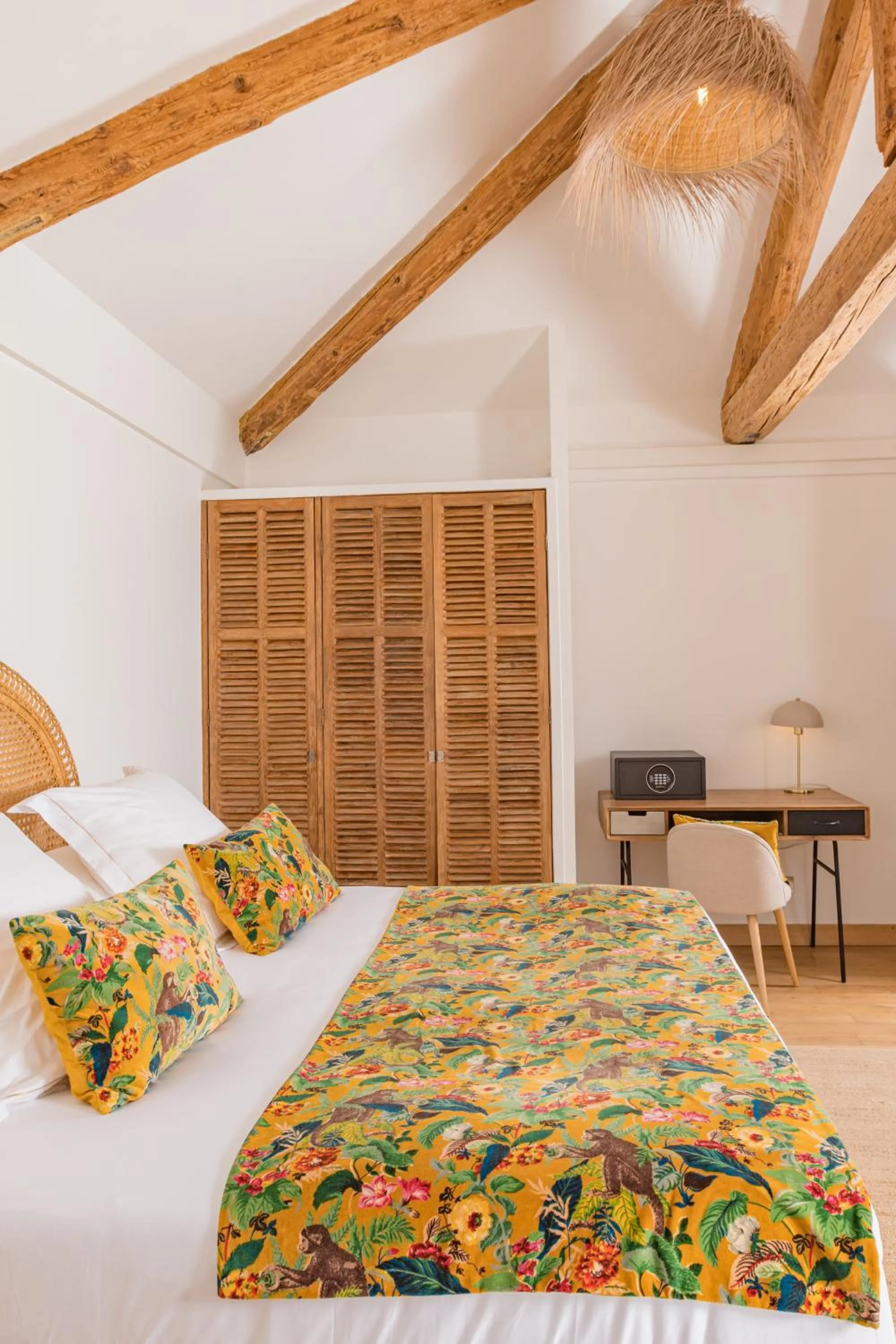 Bed in Hôtel Le Saint Remy & Spa