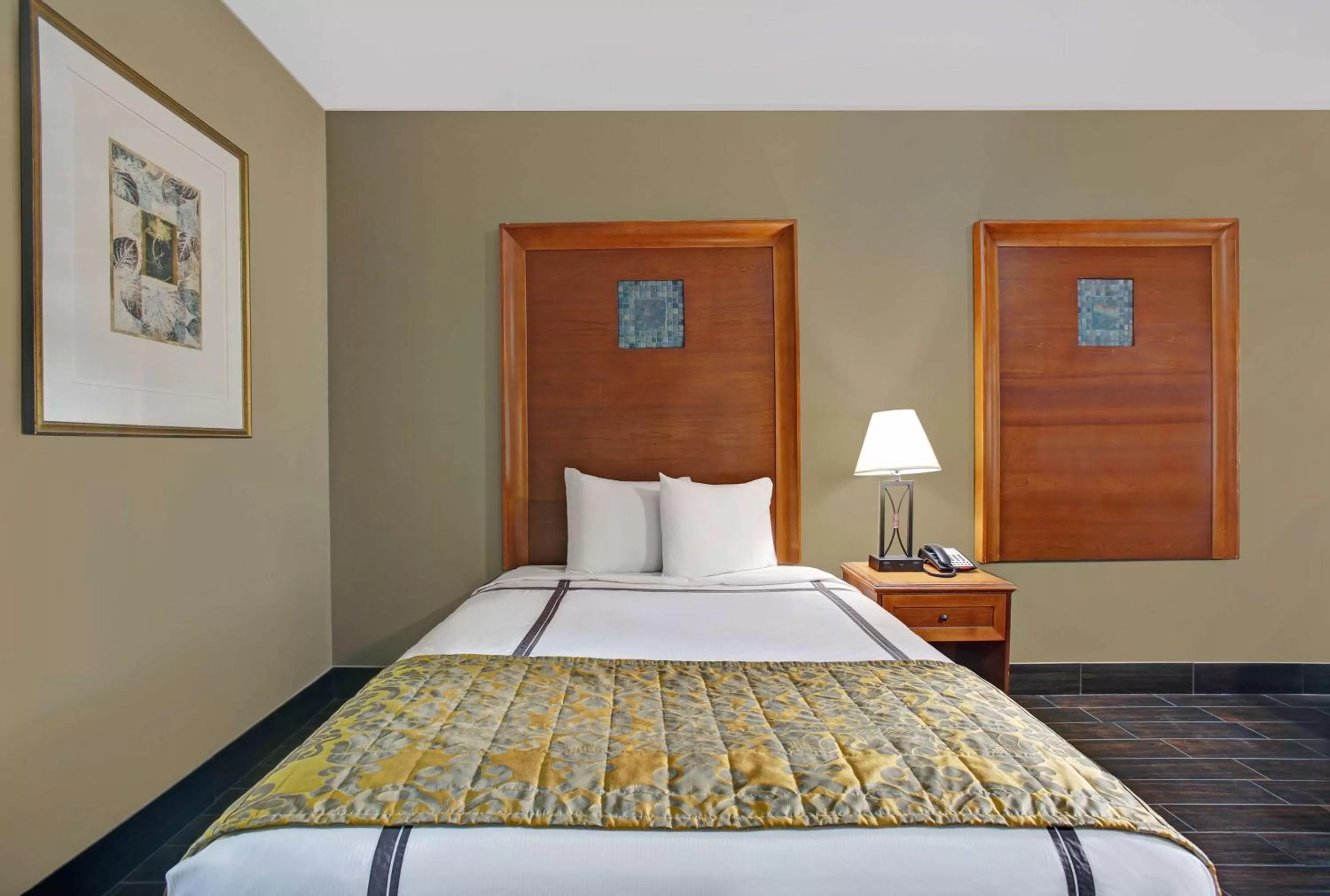 Photo of the whole room, Bed in Studio 6 Odessa, Tx