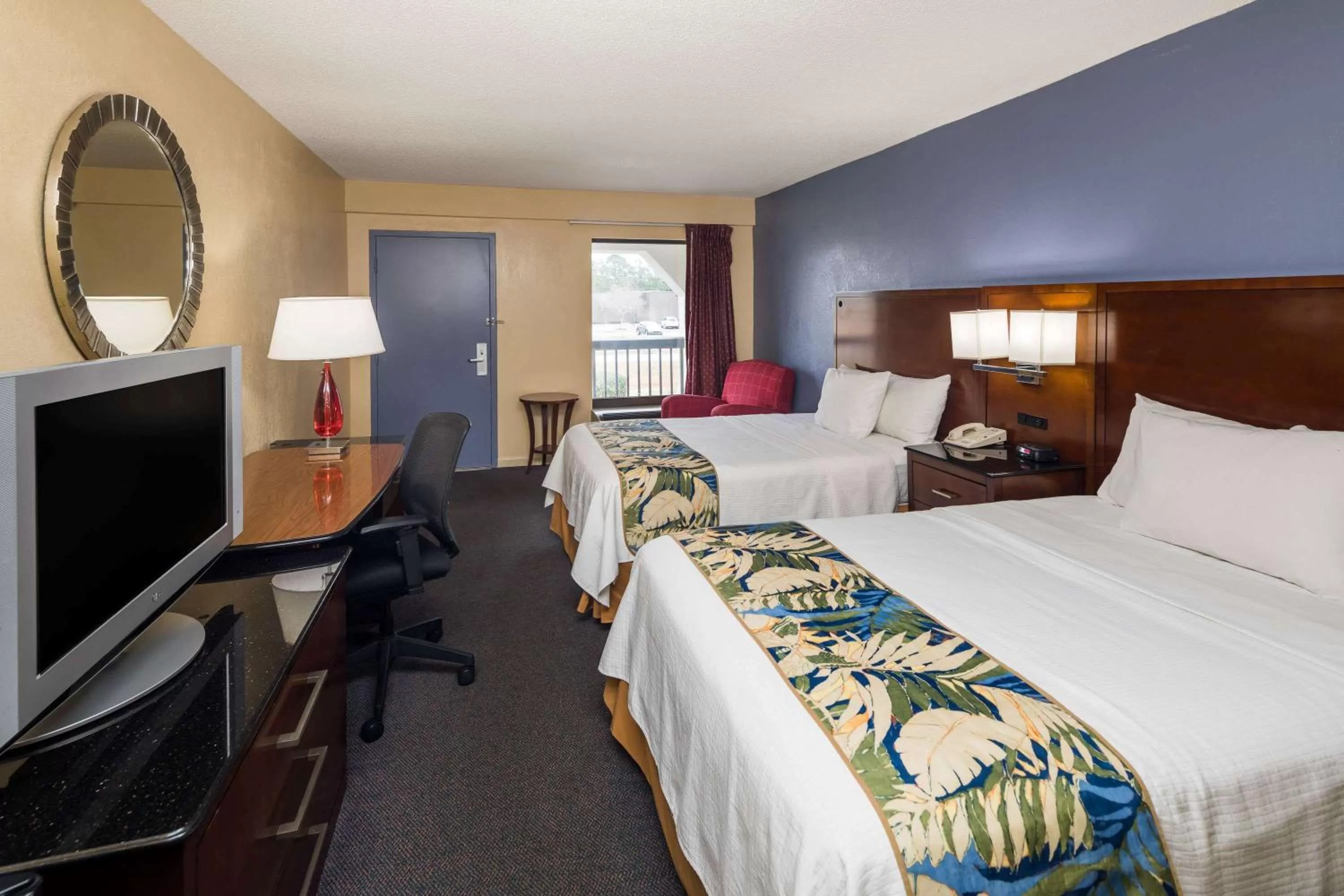 Photo of the whole room, Bed in Days Inn by Wyndham Walterboro