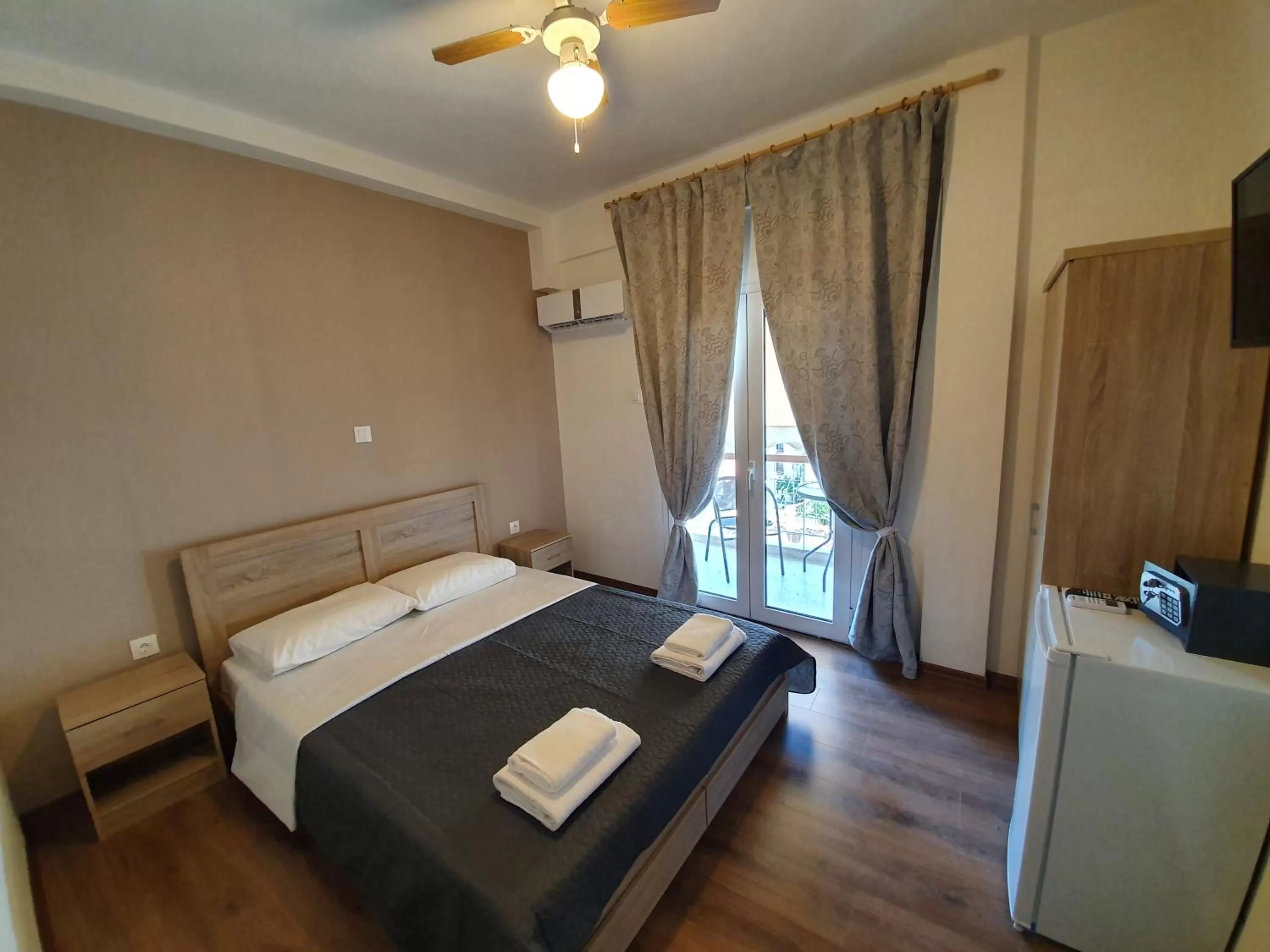 Photo of the whole room, Bed in Athens center rooms