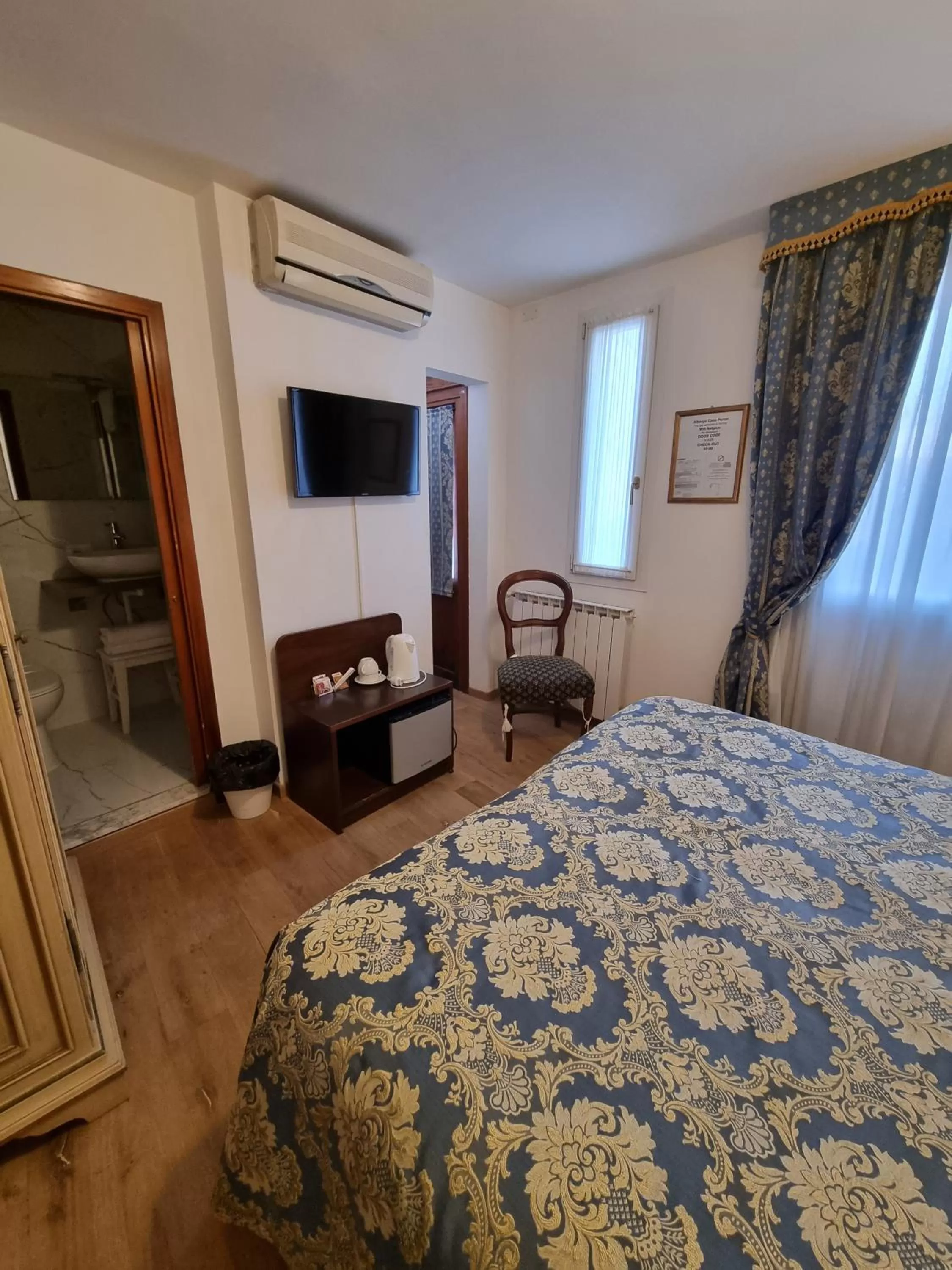 Bedroom, Bed in Albergo Casa Peron