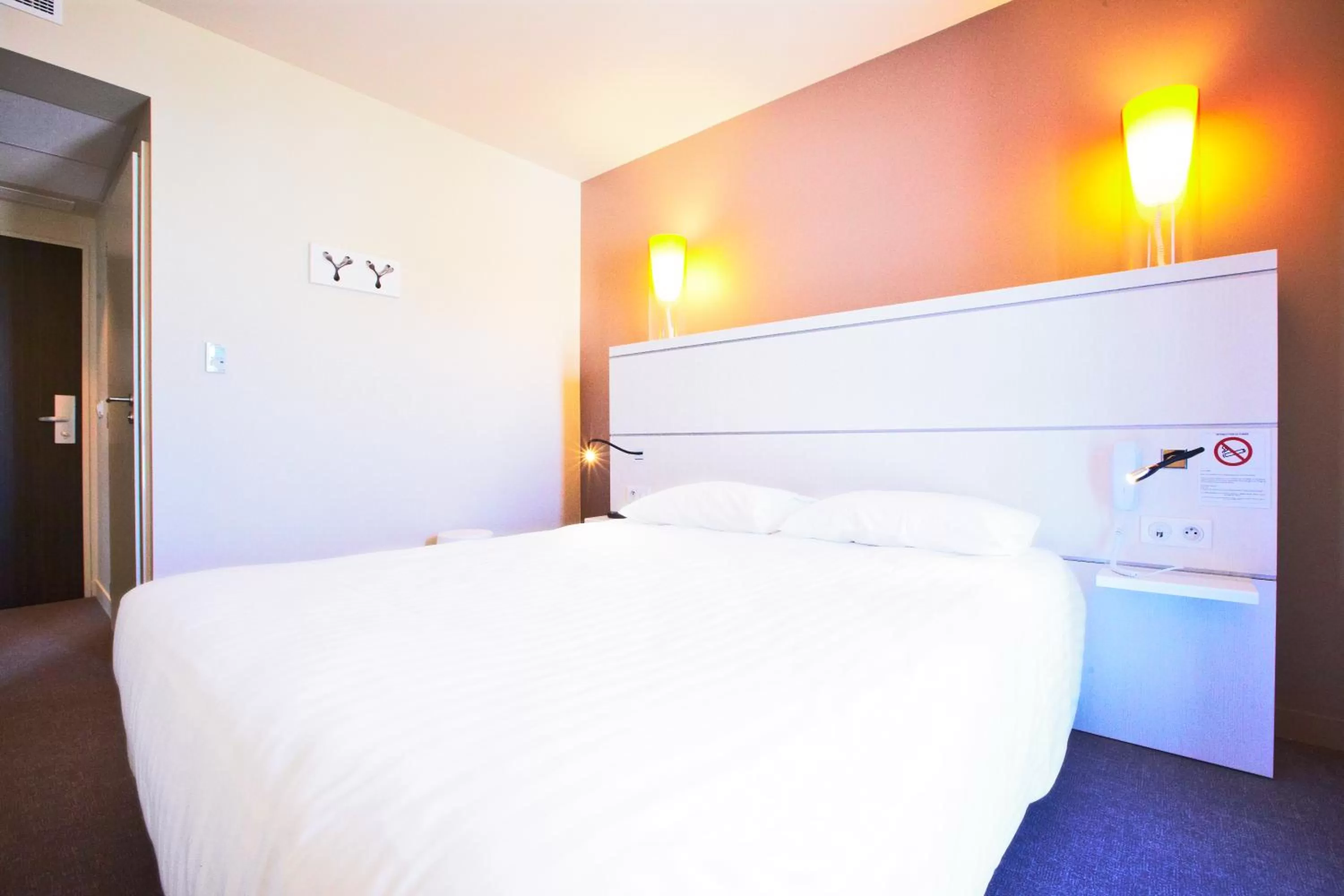 Bedroom, Bed in ibis Styles La Rochelle Centre les Minimes