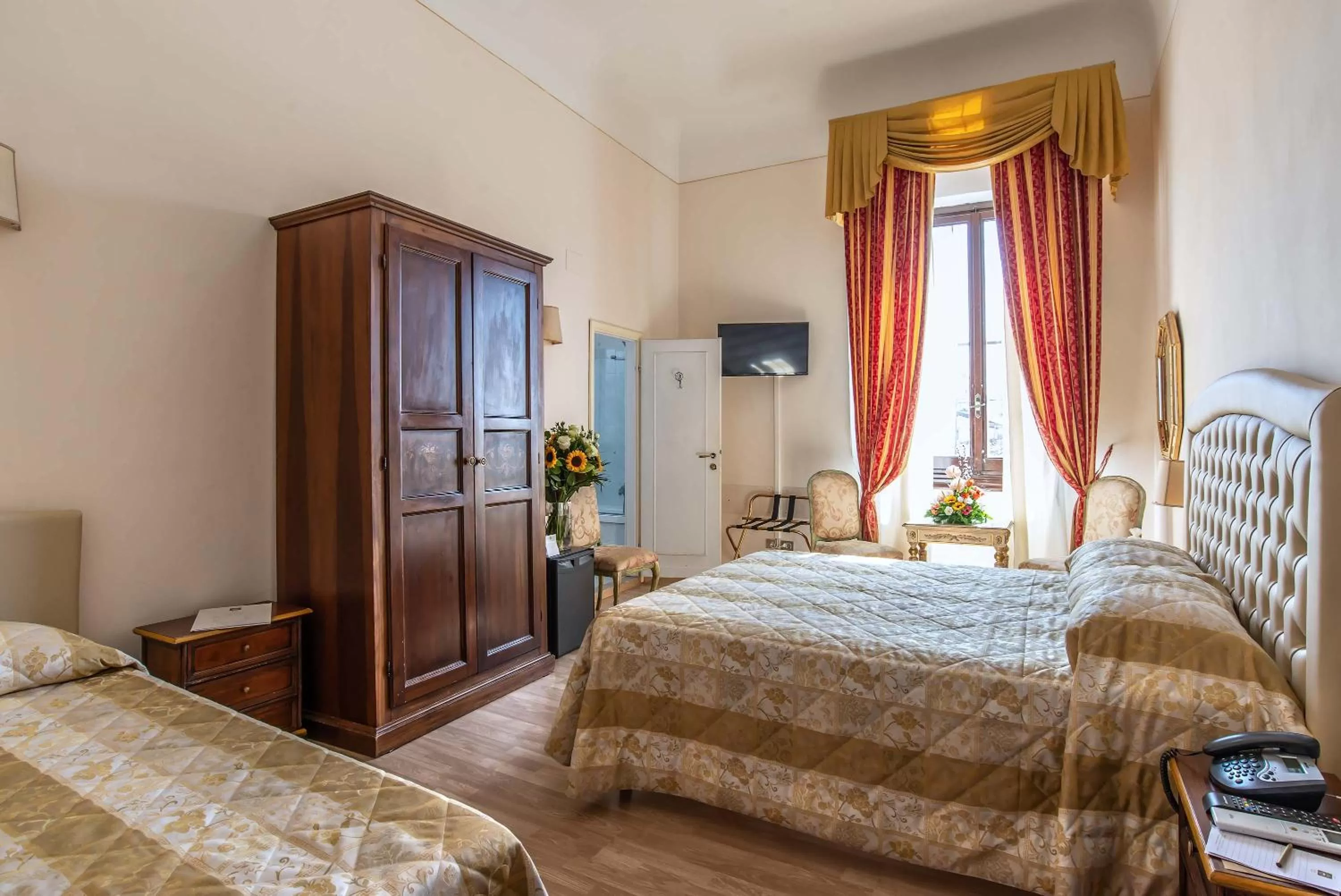 Photo of the whole room, Bed in Hotel Paris