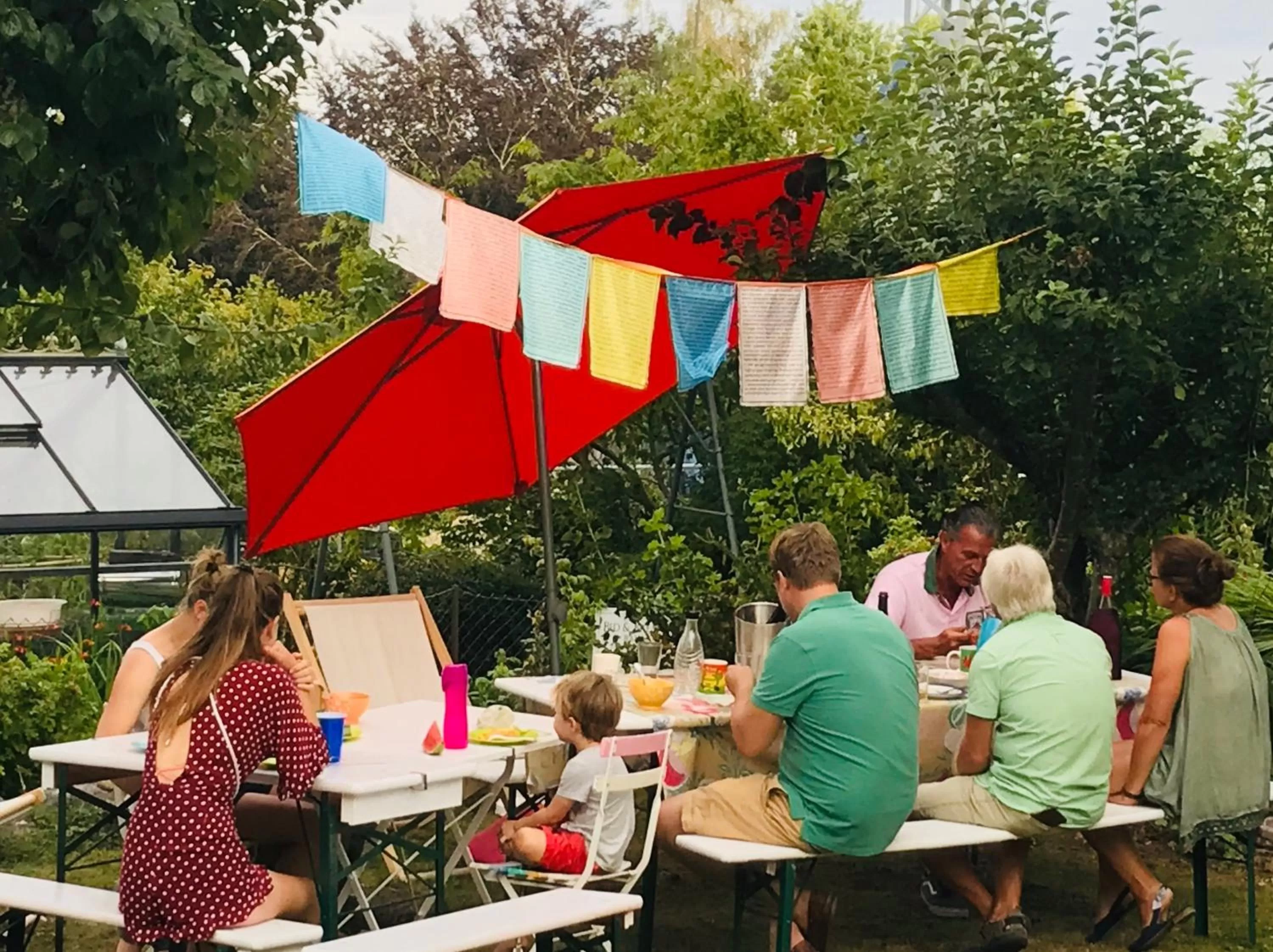 Garden, Restaurant/Places to Eat in Bed and Breakfast Bavaria München