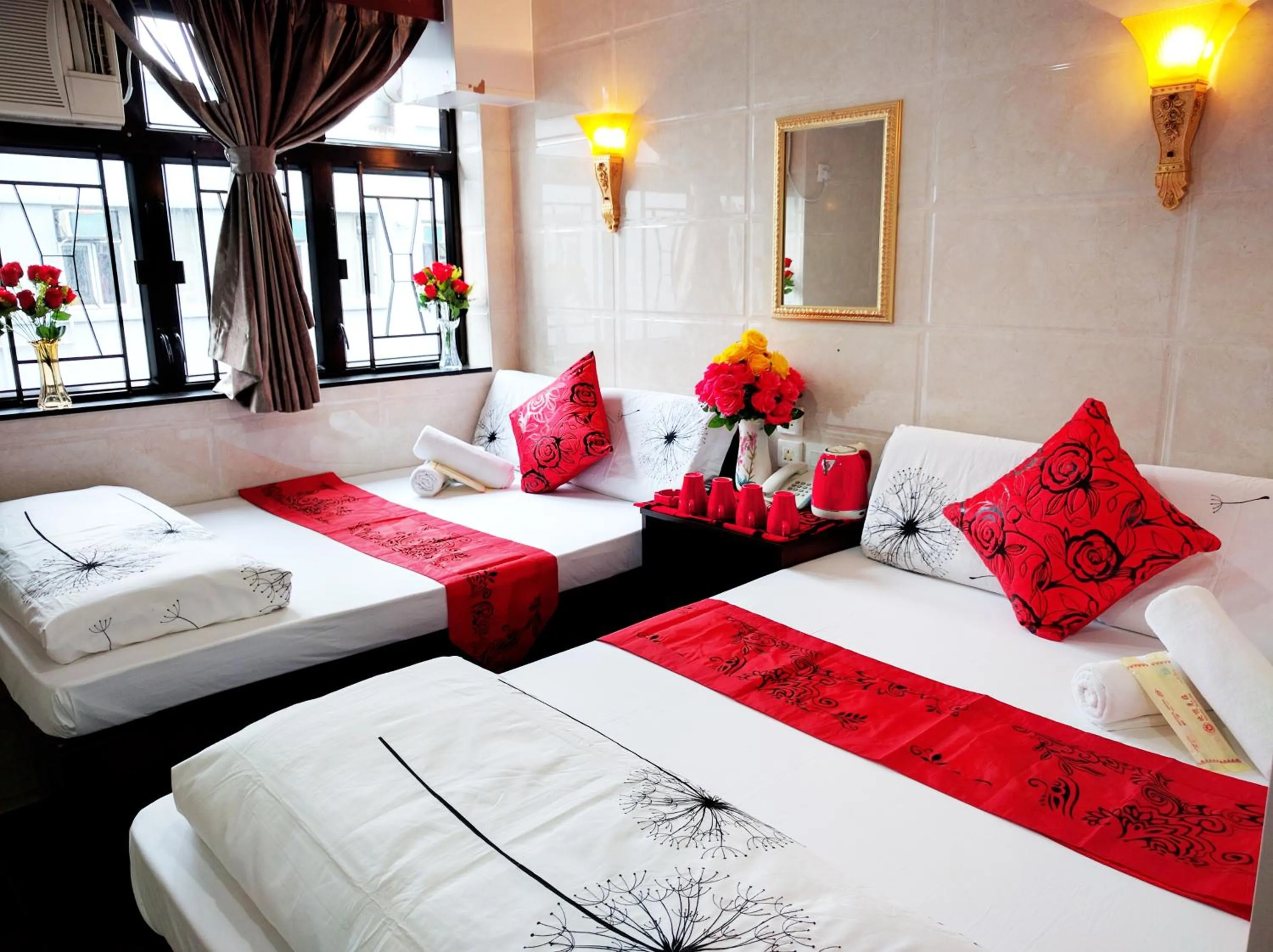 Bed in Paris Guest House DHILLON HOTEL HK LTD 24 HOUR RECEPTION BLOCK D E 10F