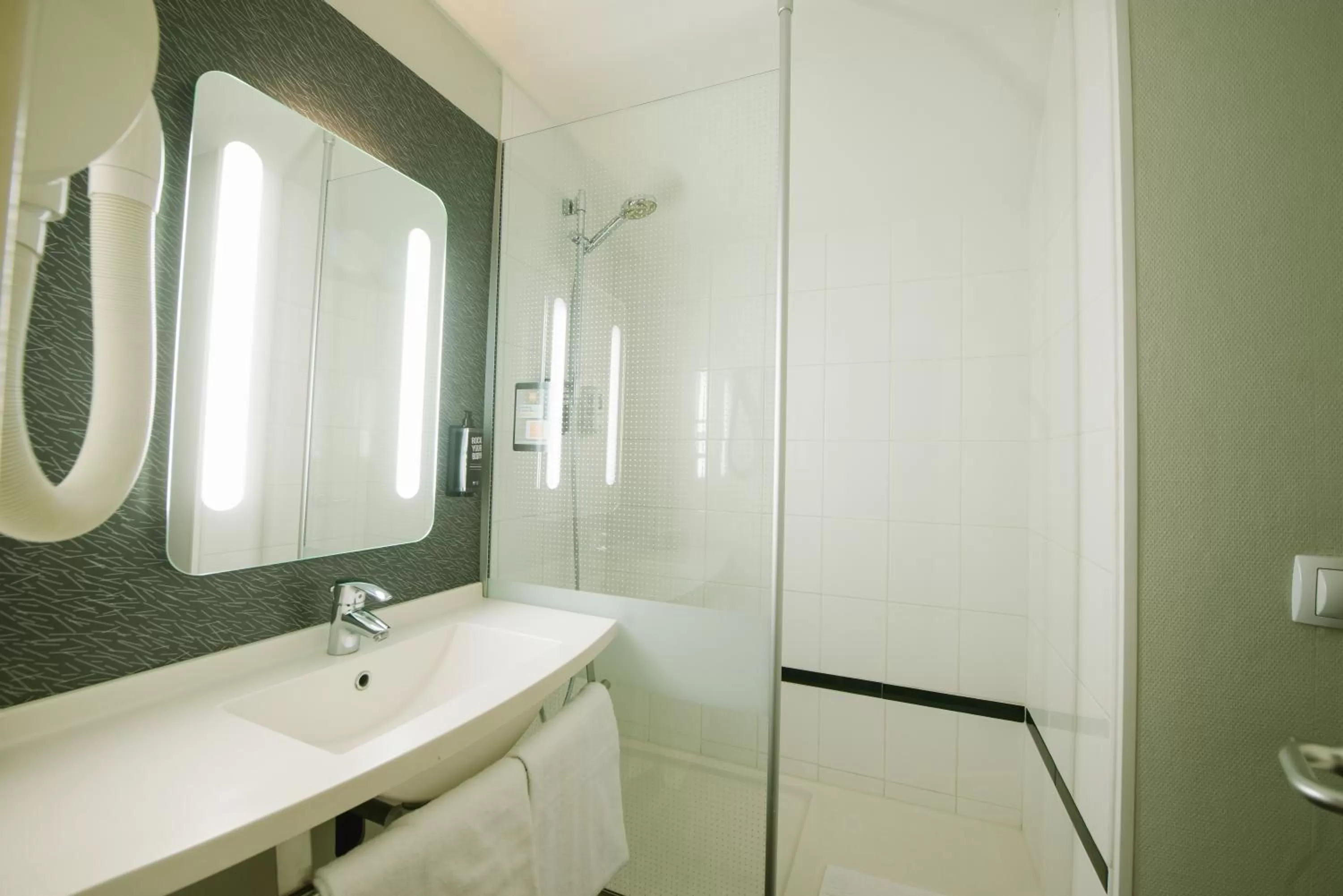 Bathroom in ibis Avignon Centre Gare